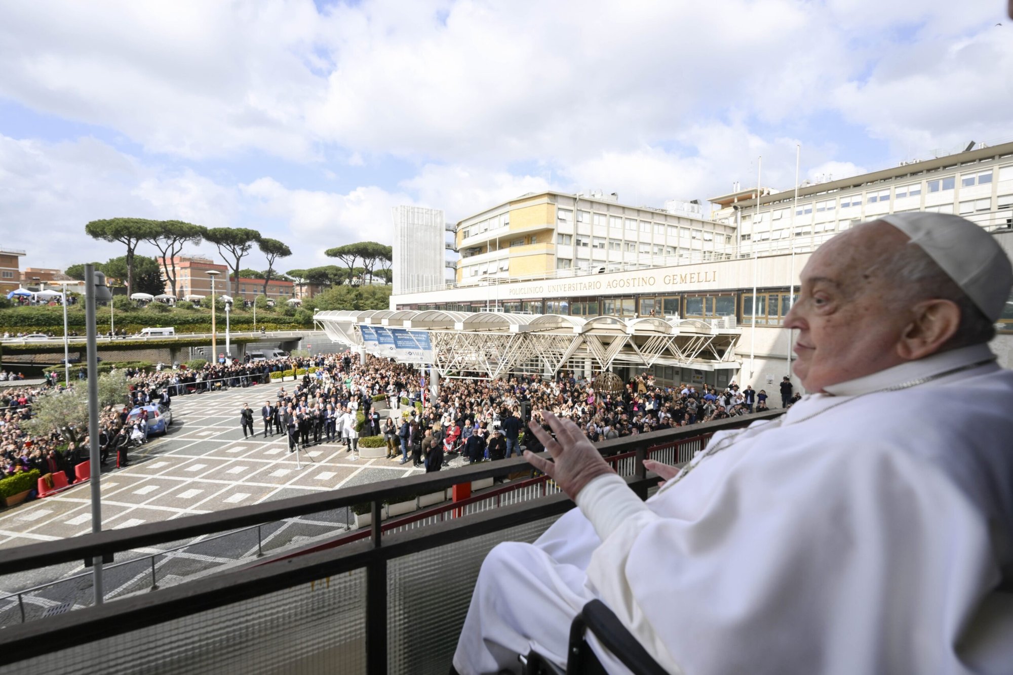 El Papa Francisco saluda a los fieles desde el balcón del hospital Gemelli de Roma antes de regresar al Vaticano el 23 de marzo de 2025, después de 38 días de tratamiento en el hospital. (CNS photo/Vatican Media)