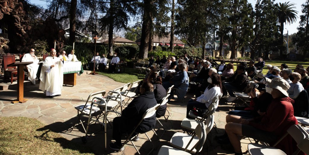 El obispo auxiliar Brian Nunes se unió al párroco de St. Elizabeth of Hungary, el padre Modesto Pérez, y a los feligreses para una Misa dominical al aire libre el 2 de febrero en la parroquia. La iglesia ya ha reabierto para las Misas. (Victor Alemán)
