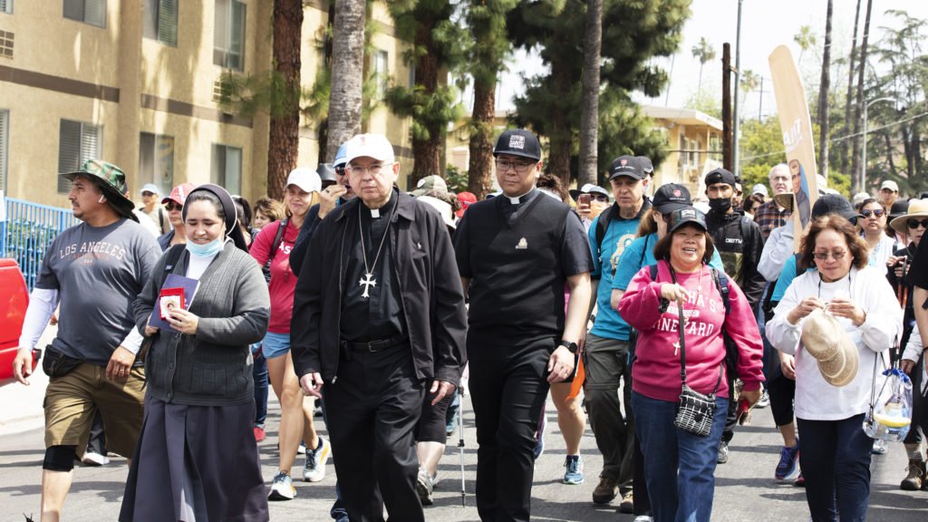 El arzobispo Gómez dirige a los católicos de Los Ángeles en peregrinación durante la peregrinación jubilar del Camino en abril de 2022. (Víctor Alemán)