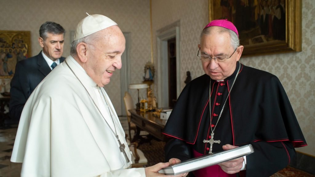 El arzobispo José H. Gomez de Los Ángeles entrega al Papa Francisco una copia del libro The Spirit Within Saint Junipero durante una reunión con los obispos de California, Hawái y Nevada en su visita “ad limina” al Vaticano el 27 de enero de 2020. El libro es una colección de fotografías que presenta “vistas cercanas y detalladas de los lugares que formaron” a San Junípero Serra, a quien el Papa Francisco canonizó en 2015. (Foto CNS/Medios Vaticanos)