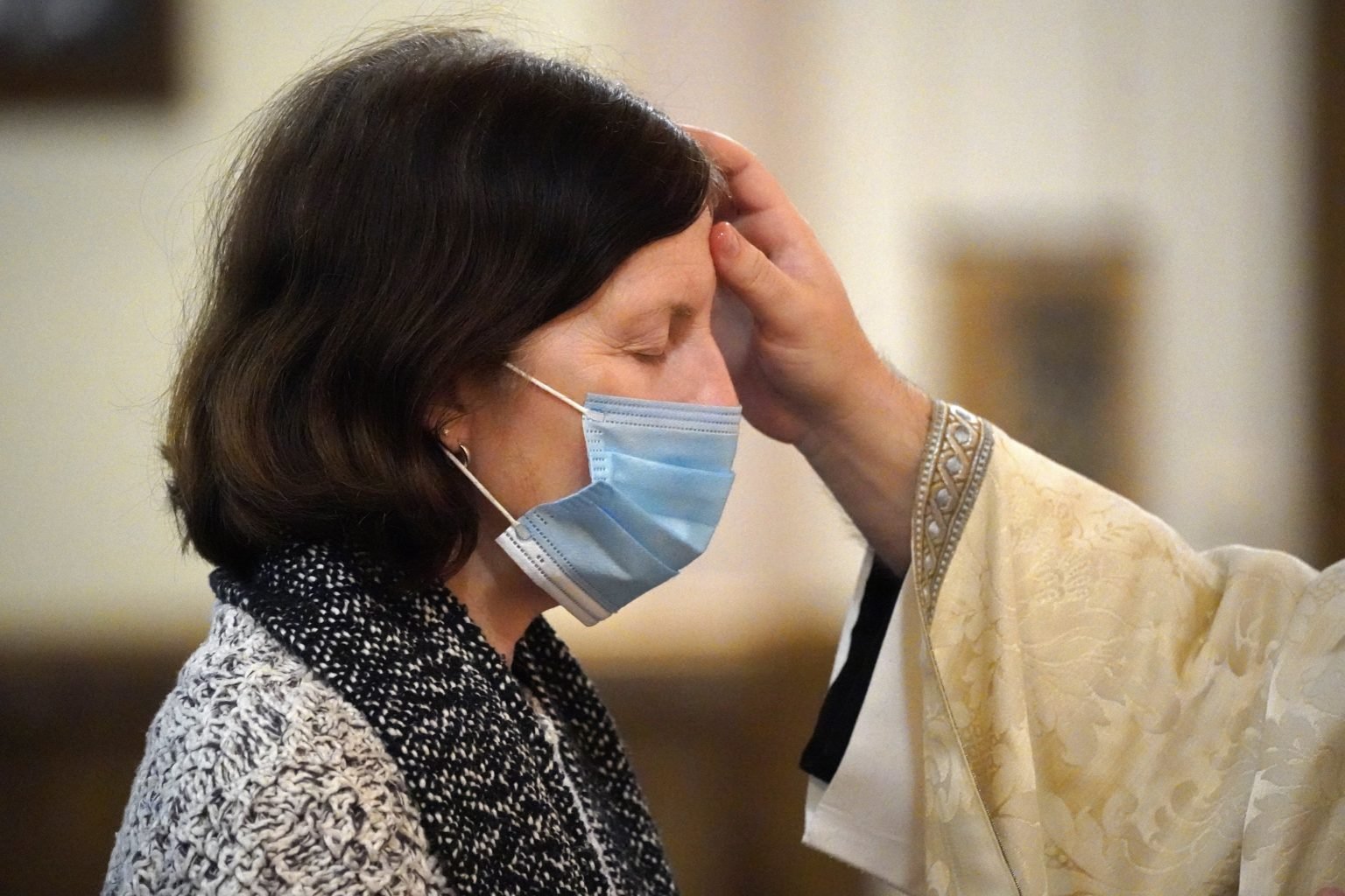 Un sacerdote unge la frente de una mujer con el aceite de los enfermos durante una misa de curación en su parroquia en esta foto de archivo de 2022. (CNS/Gregory A. Shemitz)