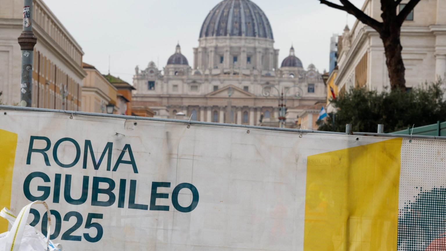 Un grupo de diáconos cruza la Puerta Santa de la Basílica de San Pedro durante el Jubileo de los Diáconos en el Vaticano, el 22 de febrero. (CNS/Lola Gomez)