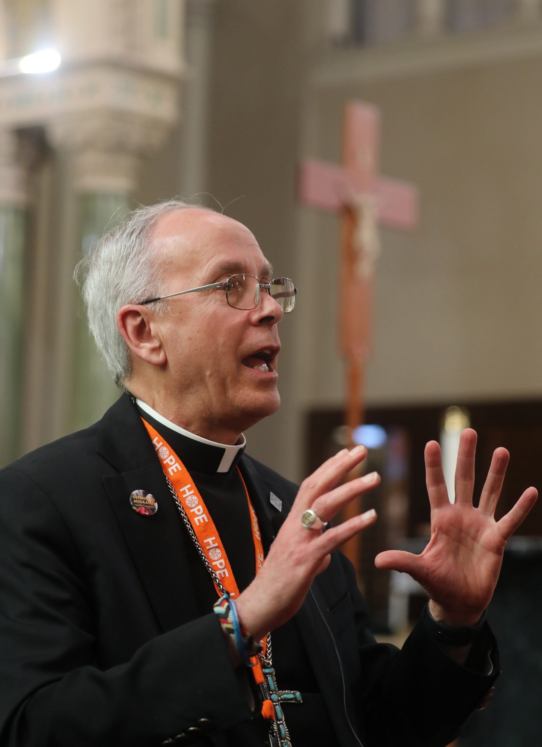 El obispo Mark J. Seitz de El Paso, Texas, gesticula durante una entrevista con OSV News en la Catedral de San Patricio en El Paso el 24 de marzo de 2025, antes de liderar una manifestación y vigilia en El Paso en solidaridad con los inmigrantes contra las deportaciones masivas por parte del gobierno de EE.UU. (Foto OSV News/Bob Roller)