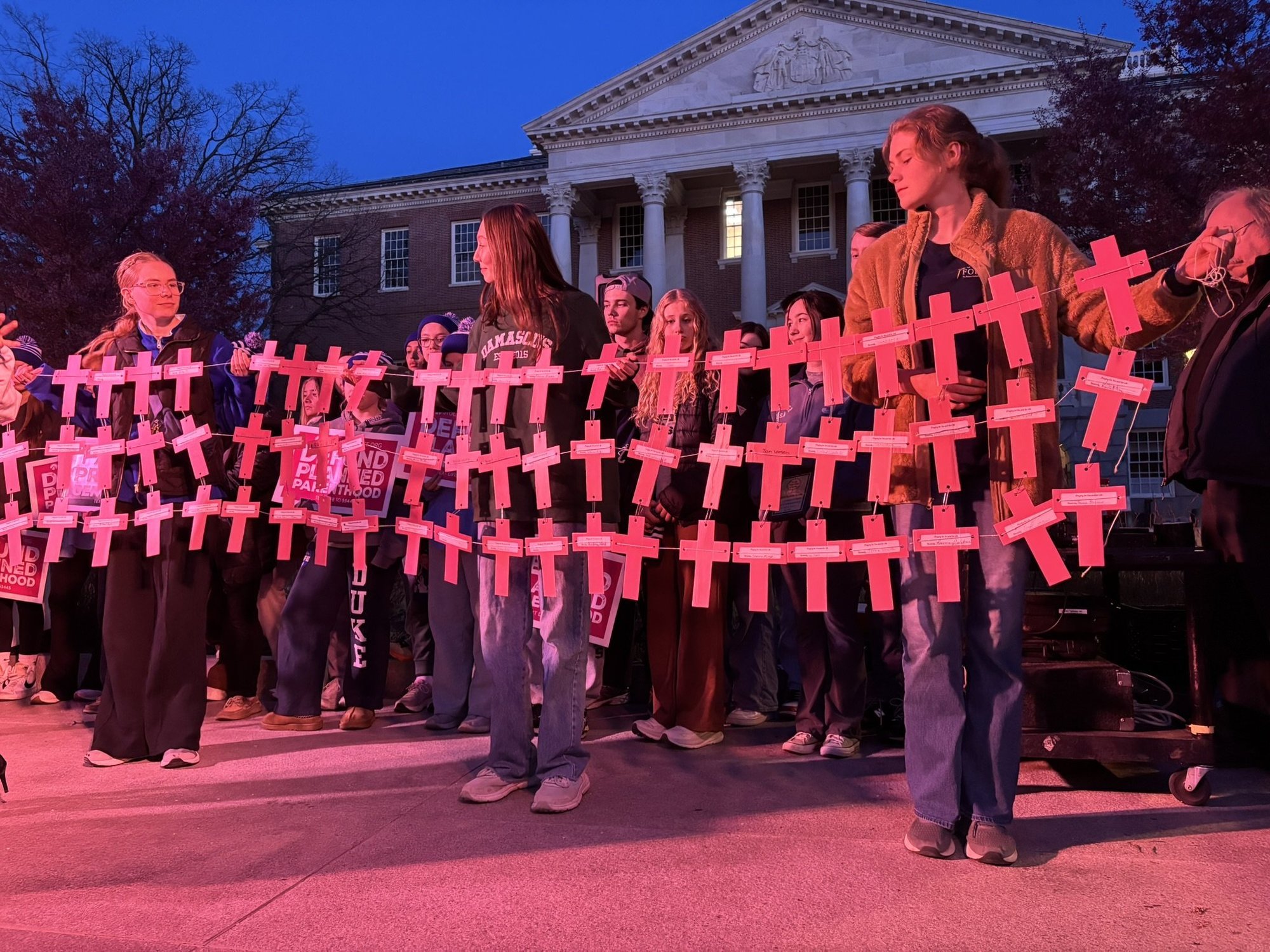 Los participantes en la Marcha por la Vida de Maryland en Annapolis, el 27 de marzo de 2025, sostienen una "cadena de la vida" que muestra 1.076 cruces rosas que representan las vidas que se pierden diariamente a causa de los abortos en las instalaciones de Planned Parenthood. (OSV News/George P. Matysek Jr., Catholic Review)