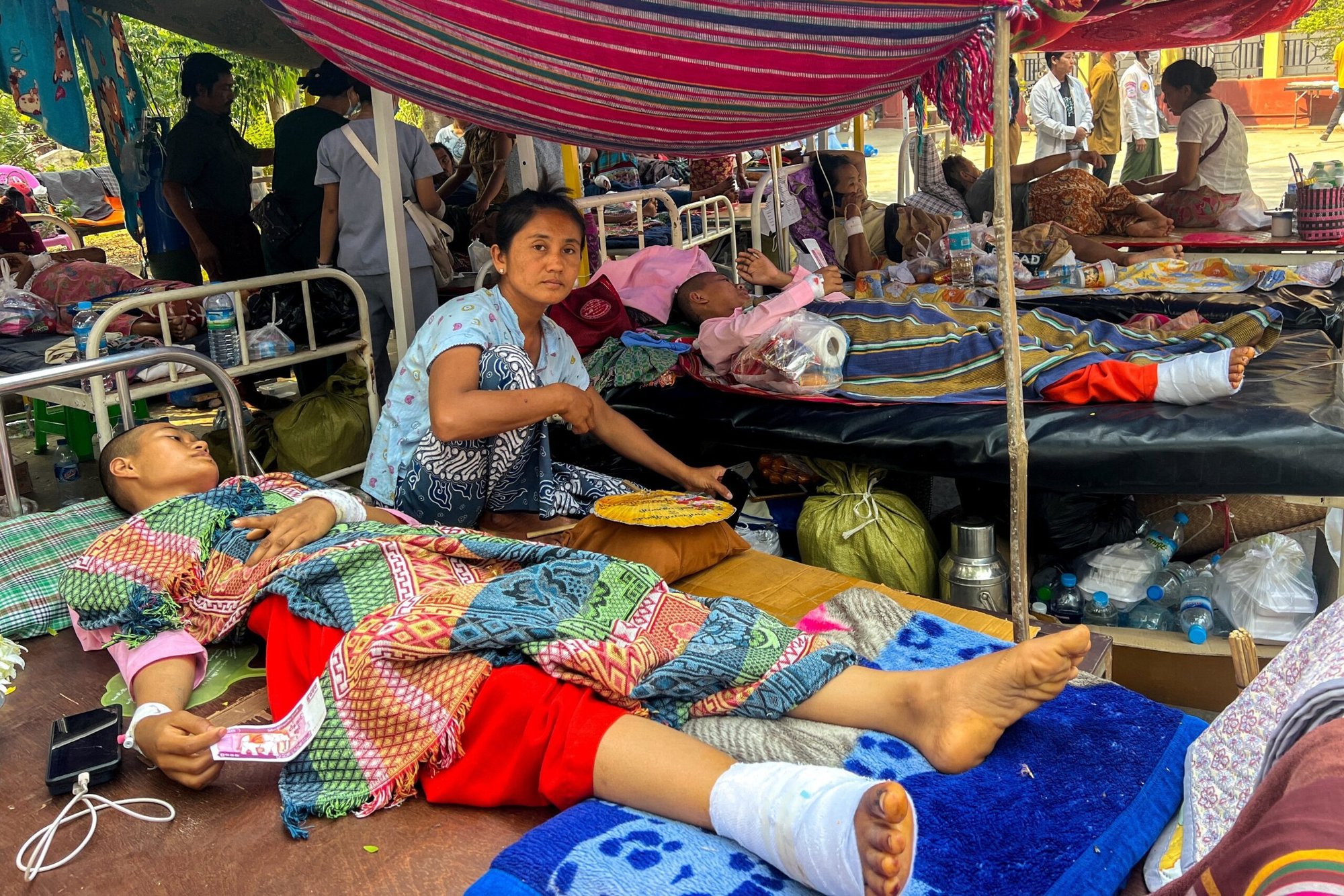 Pacientes tumbados en camas dentro del recinto del Hospital de Sagaing en Myanmar, el 2 de abril de 2025, tras el terremoto de magnitud 7,7 que sacudió el país a mediodía del 28 de marzo. Mientras el número de víctimas mortales del terremoto ya ha superado las 3.000, las organizaciones humanitarias de la región, como Catholic Relief Services, trabajan sin descanso para hacer llegar suministros esenciales a los necesitados. (Foto OSV News/Reuters)