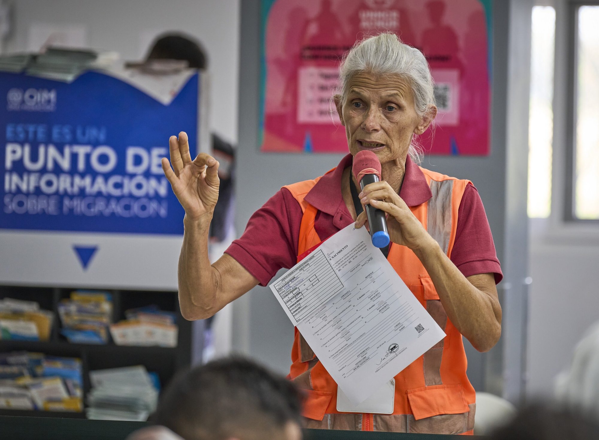 La hermana escalabriniana Idalina Bordignon da la bienvenida a los migrantes recién deportados en un centro de acogida gestionado por la Iglesia en el aeropuerto internacional de San Pedro Sula, Honduras, el 24 de marzo de 2025. Los deportados llegaron en un vuelo procedente de Estados Unidos gestionado por el Servicio de Inmigración y Control de Aduanas. La hermana Idalina, natural de Brasil, dirige el Centro de Atención al Migrante Retornado. (Foto OSV News/Paul Jeffrey)