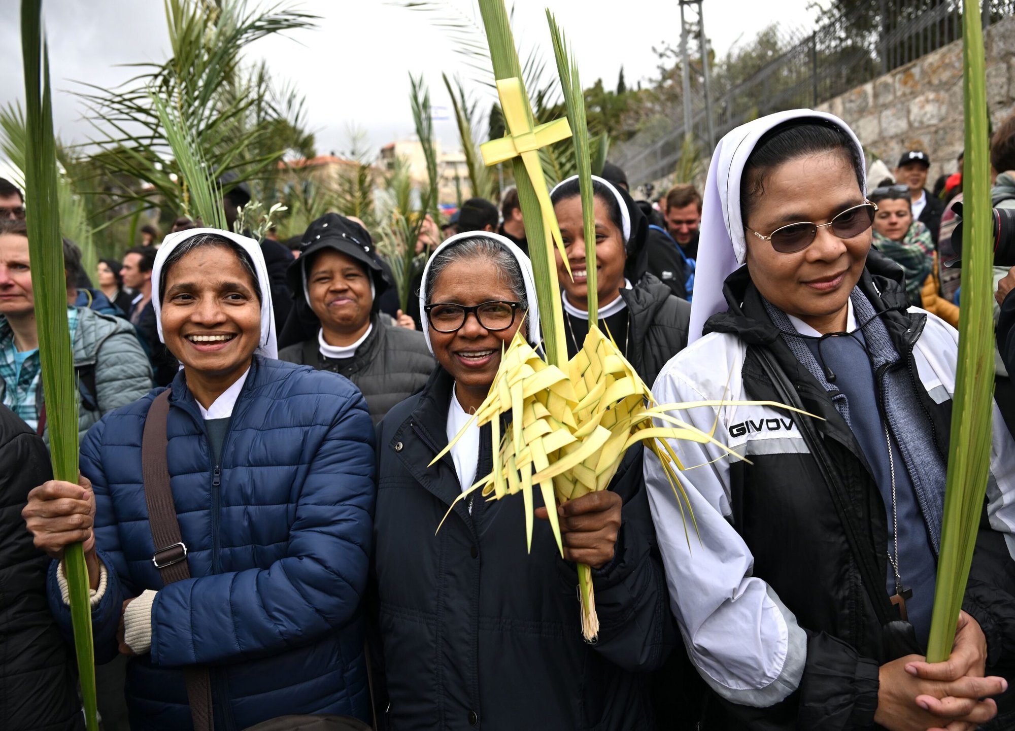 Los cristianos agitan ramas de palma y de olivo mientras recorren el camino tradicional que Jesús siguió en su última entrada en Jerusalén durante la procesión del Domingo de Ramos en el Monte de los Olivos el 13 de abril de 2025. (Foto OSV News/Debbie Hill)