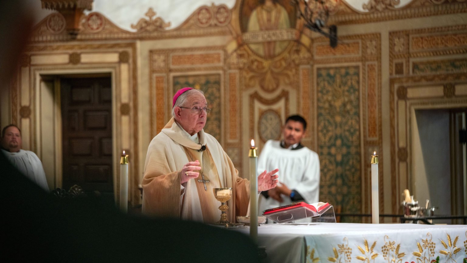 El arzobispo José H. Gomez presidió una Misa especial de Pascua en la iglesia St. Elizabeth de Altadena el 20 de abril, con la presencia de muchas víctimas del incendio Eaton. (John Rueda)