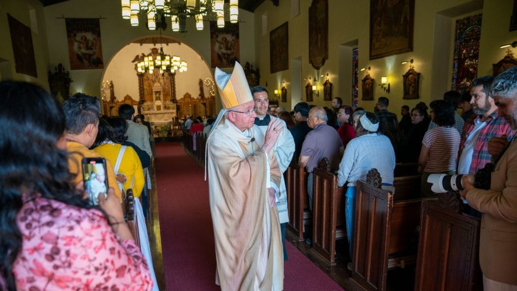 El Arzobispo José H. Gómez saluda a los feligreses en la Iglesia de Santa Isabel de Hungría en Altadena al final de la Misa del Domingo de Pascua, 20 de abril de 2025. (John Rueda)