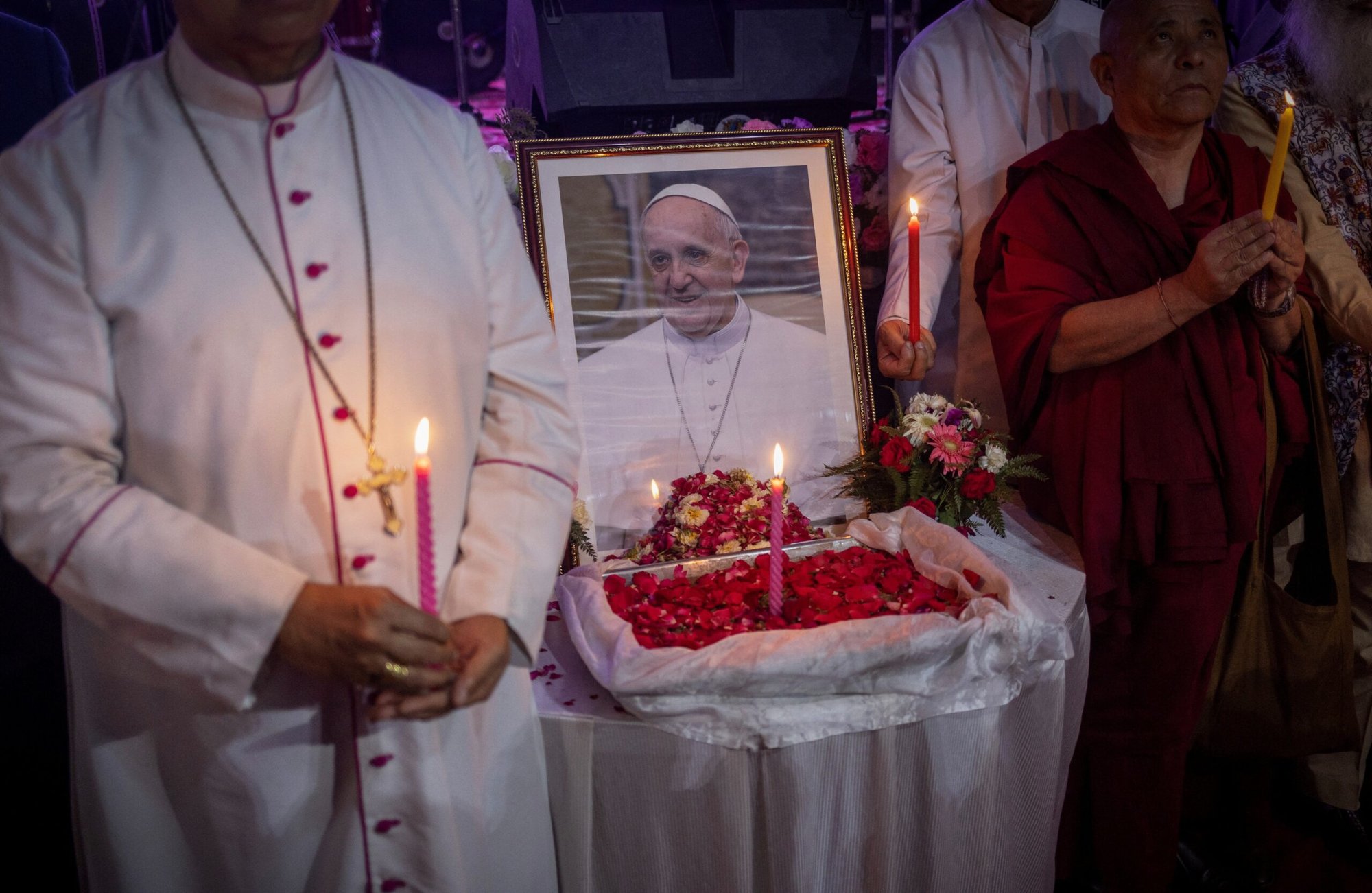 Varias personas sostienen velas frente a una foto del Papa Francisco en Nueva Delhi, India, el 21 de abril de 2025, después de que el Vaticano anunciara su muerte. El Papa Francisco, antes cardenal argentino Jorge Mario Bergoglio, falleció el 21 de abril a los 88 años. (OSV News photo/Adnan Abidi, Reuters)
