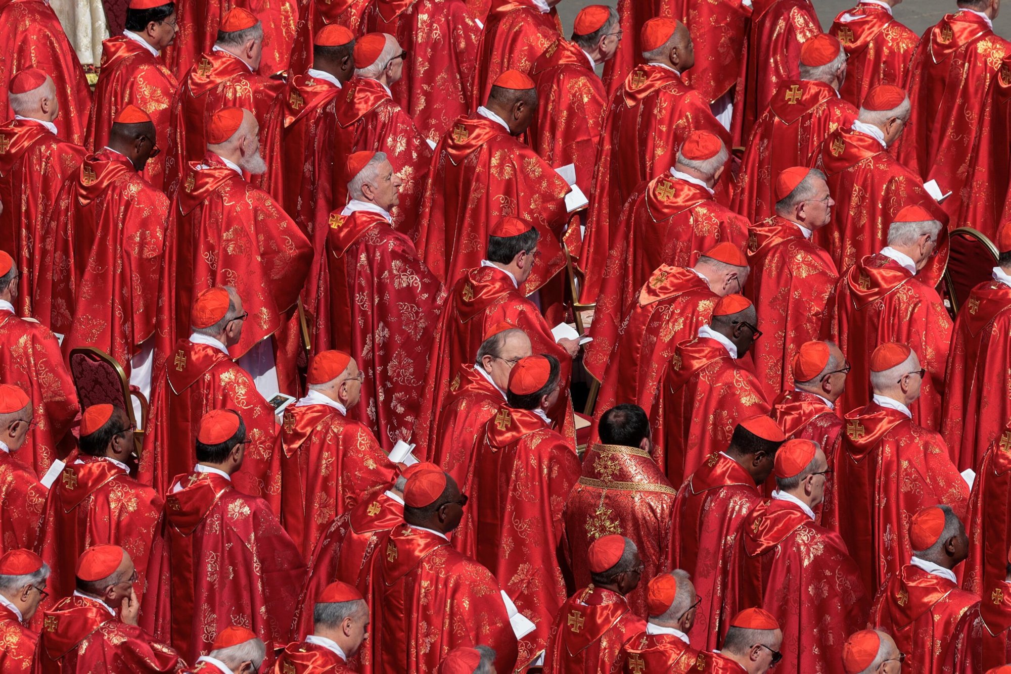 Cardenales asisten a la misa funeral del Papa Francisco en la Plaza de San Pedro del Vaticano el 26 de abril de 2025. El cónclave para elegir al próximo Papa comenzará el 7 de mayo de 2025. (Foto OSV News/Remo Casilli, Reuters)