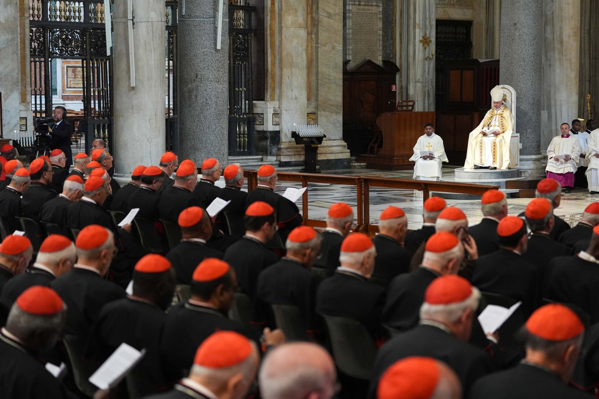 El cardenal Rolandas Makrickas, arcipreste coadjutor de la Basílica de Santa María la Mayor de Roma, quema incienso en el altar mientras dirige las vísperas con los miembros del Colegio Cardenalicio en la basílica el 27 de abril de 2025. (Foto CNS/Lola Gomez)