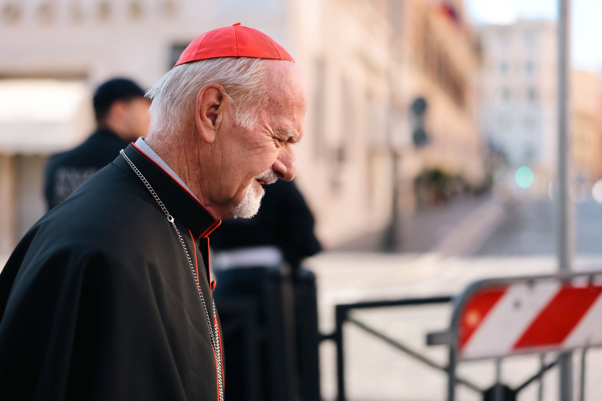 El cardenal Vicente Bokalic Iglic de Santiago del Estero, Argentina, se acerca a la puerta del Petriano del Vaticano junto a la Plaza de San Pedro para asistir a la séptima reunión de la congregación general de cardenales el 30 de abril, 2025. (Foto CNS/Kendall McLaren)