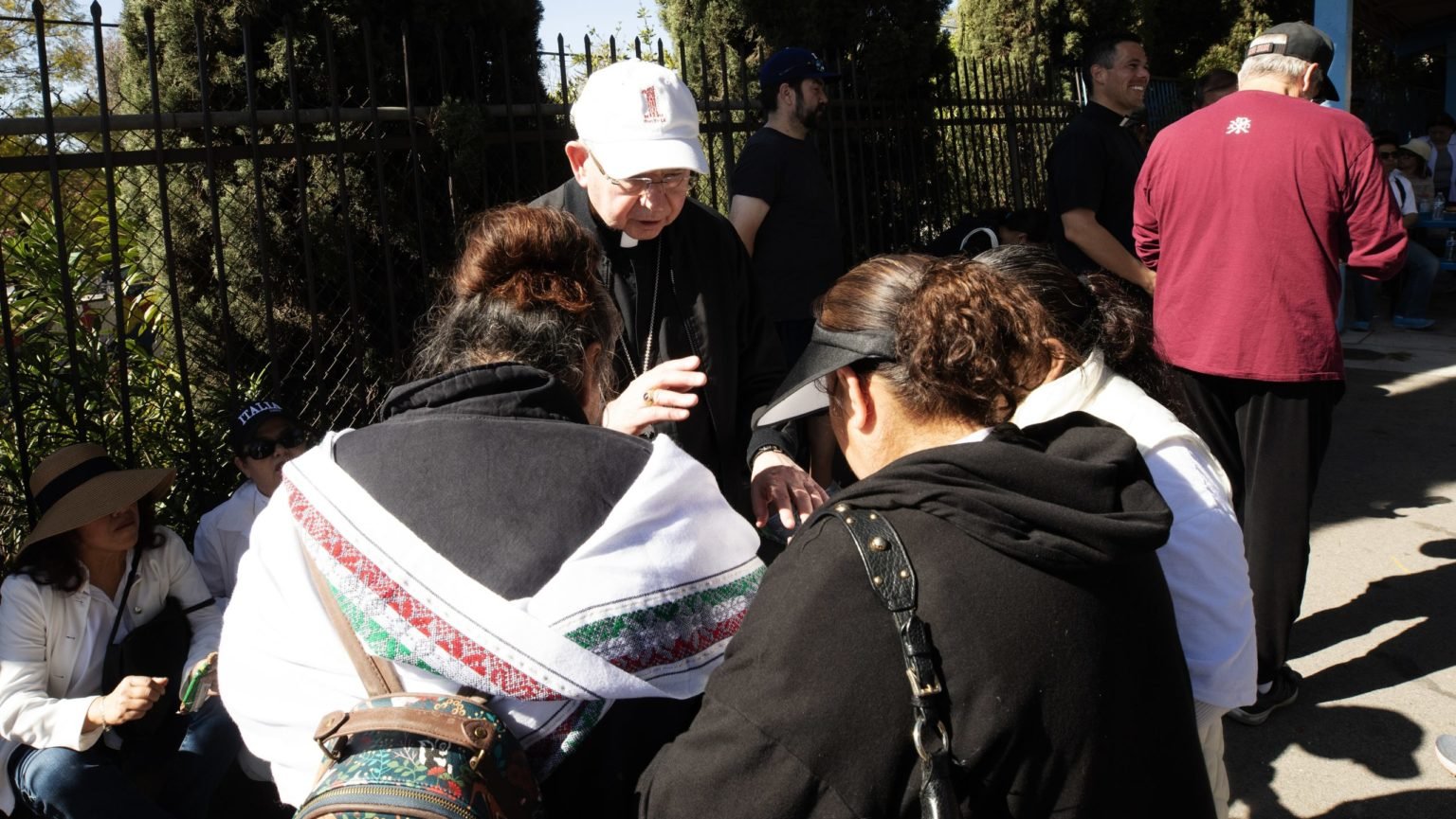 El Arzobispo Gomez reza con los peregrinos en la Peregrinación de la Esperanza del 5 de abril por las calles de Los Ángeles. (Víctor Alemán)