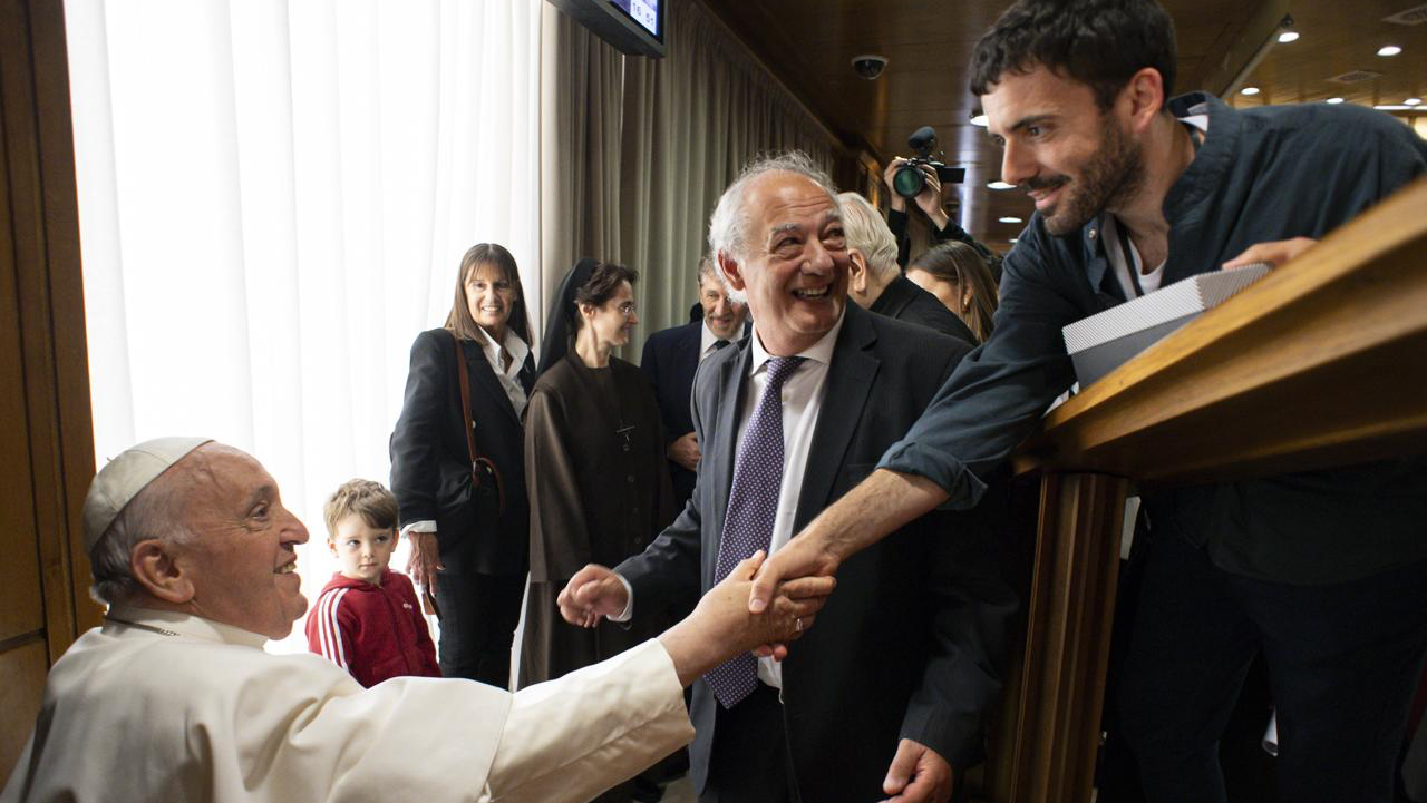 Manuel Deza, director de educación de Scholas Occurrentes USA, tuvo varios encuentros con el Papa Francisco mientras trabajaba para la organización sin fines de lucro fundada por el pontífice. (Foto enviada)