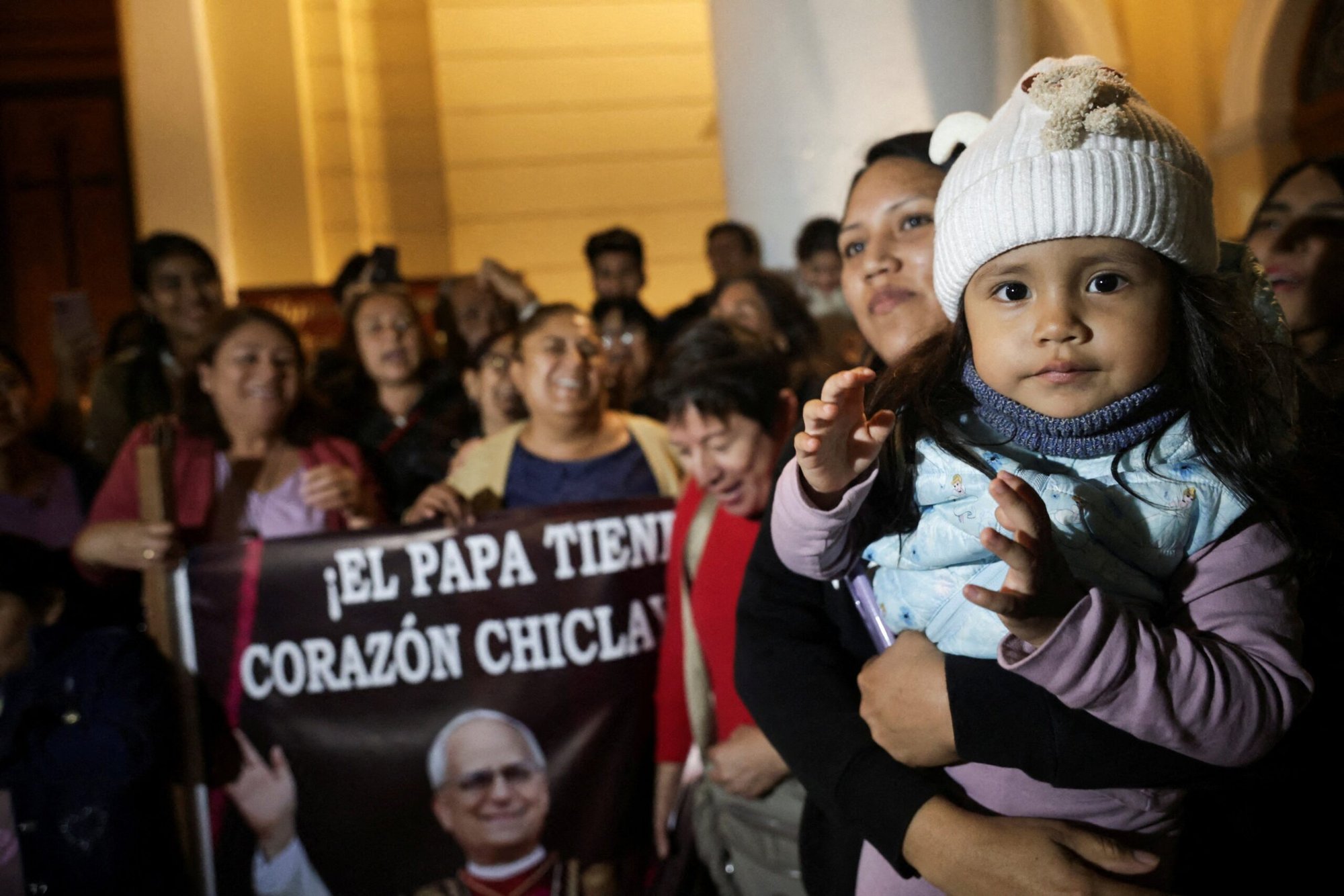 La gente reacciona en la Catedral de Santa María en Chiclayo, Perú, el 8 de mayo de 2025, el día en que el cardenal Robert Francis Prevost fue elegido Papa. Eligió el nombre papal de León XIV. Como sacerdote agustino, el entonces padre Prevost pasó muchos años como misionero en Perú. (OSV News photo//Sebastian Castaneda, Reuters)