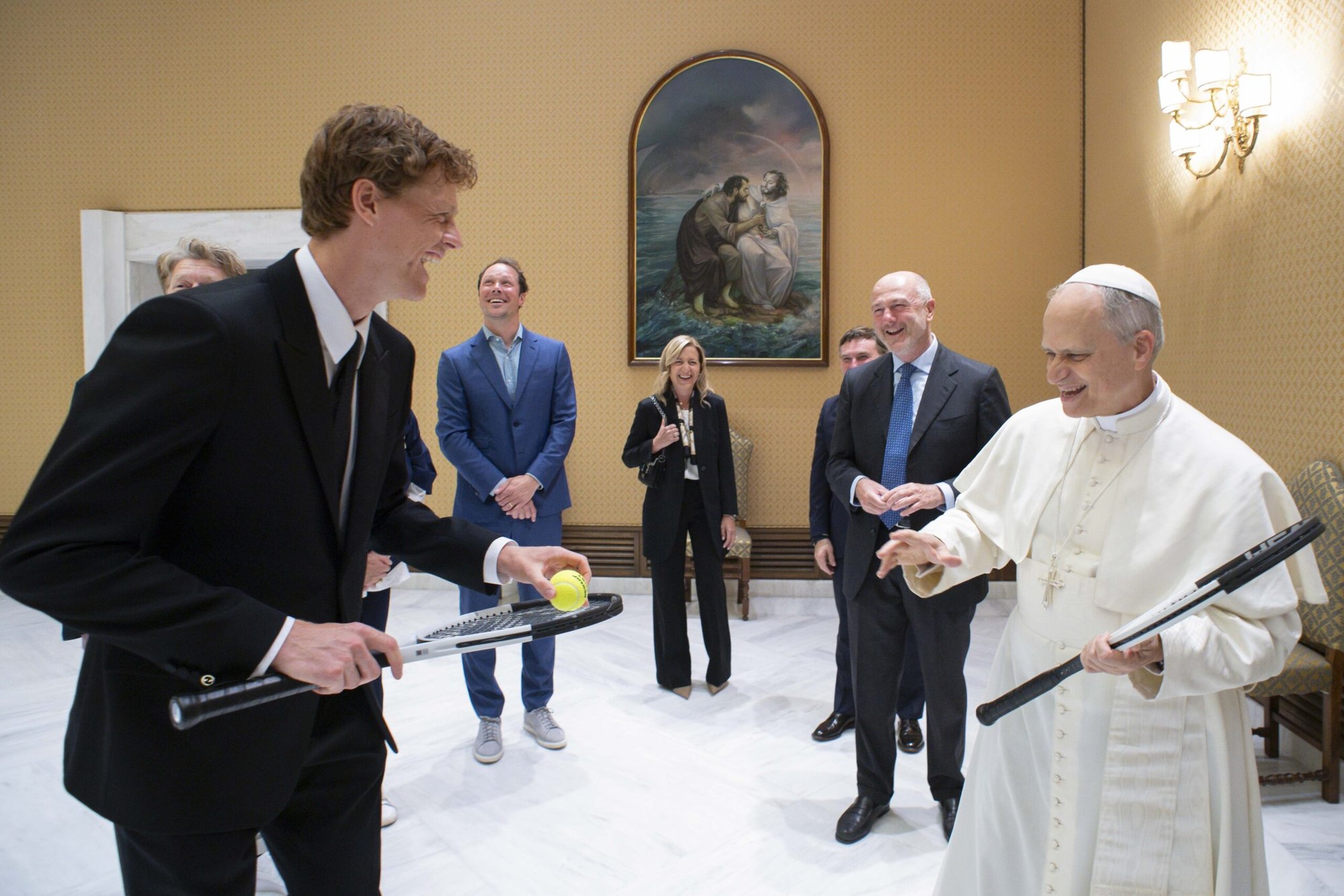 Jannik Sinner, el tenista número 1 del mundo, bromea con el Papa León XIV, tras regalarle una raqueta de tenis el 14 de mayo de 2025, durante una reunión en el Vaticano. El Papa dijo que no creía que debieran intentar jugar en la sala de reuniones porque podrían romper algo. (CNS photo/Vatican Media)