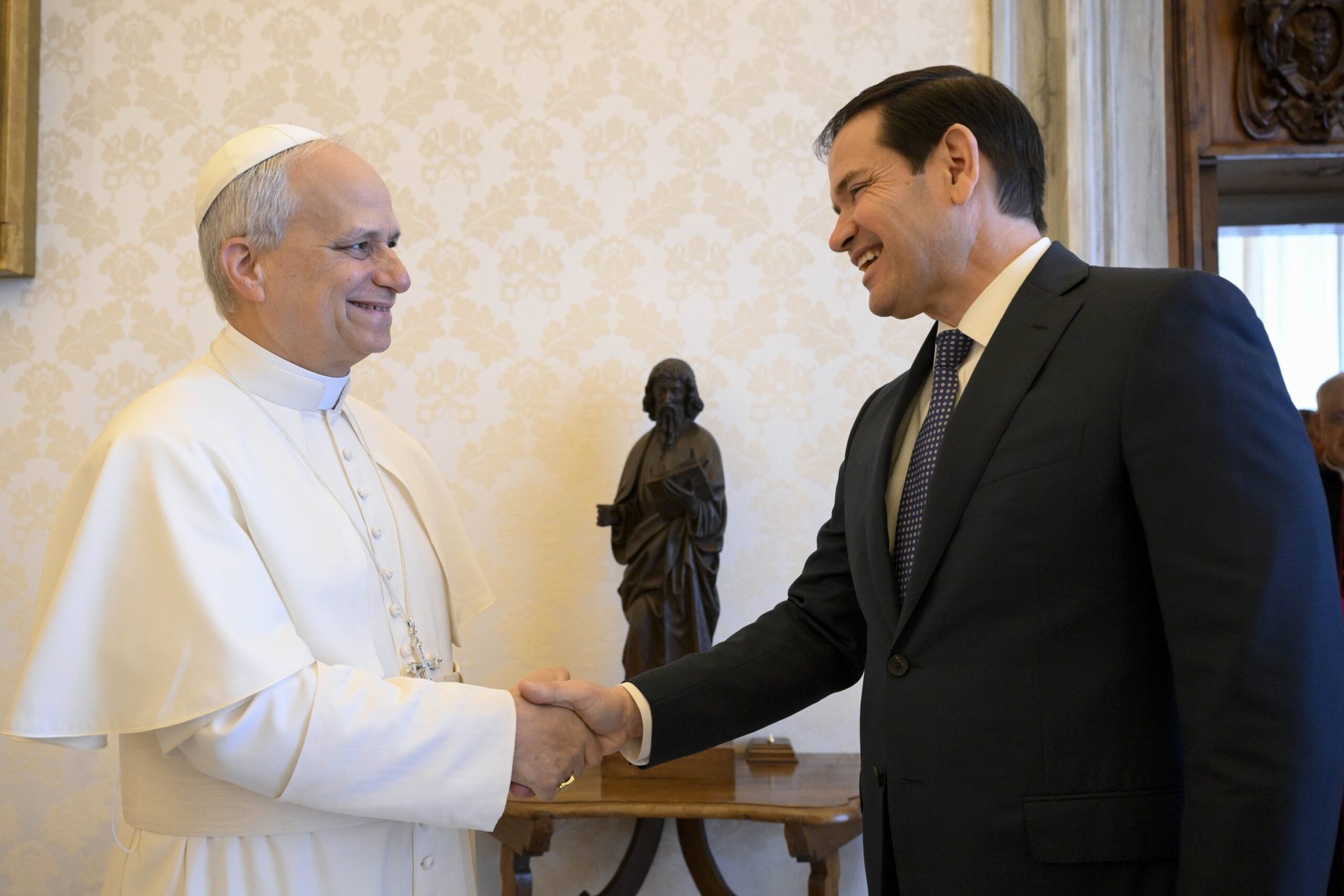 El Papa León XIV estrecha la mano del Secretario de Estado Marco Rubio en la biblioteca del Palacio Apostólico del Vaticano el 19 de mayo de 2025. (CNS photo/Vatican Media)