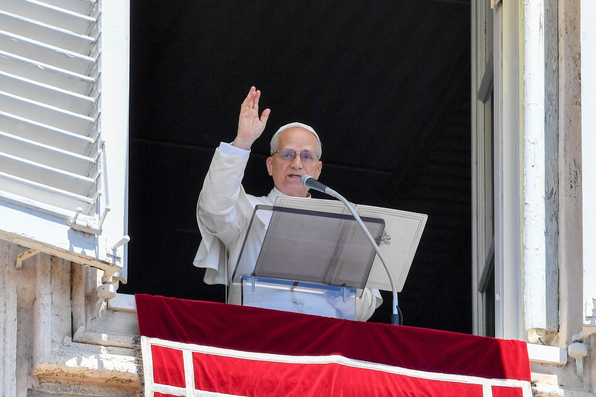 El Papa León XIV da su bendición a las personas reunidas en la Plaza de San Pedro durante el canto del "Regina Coeli" en el Vaticano el 25 de mayo de 2025. (Foto CNS/Vatican Media)