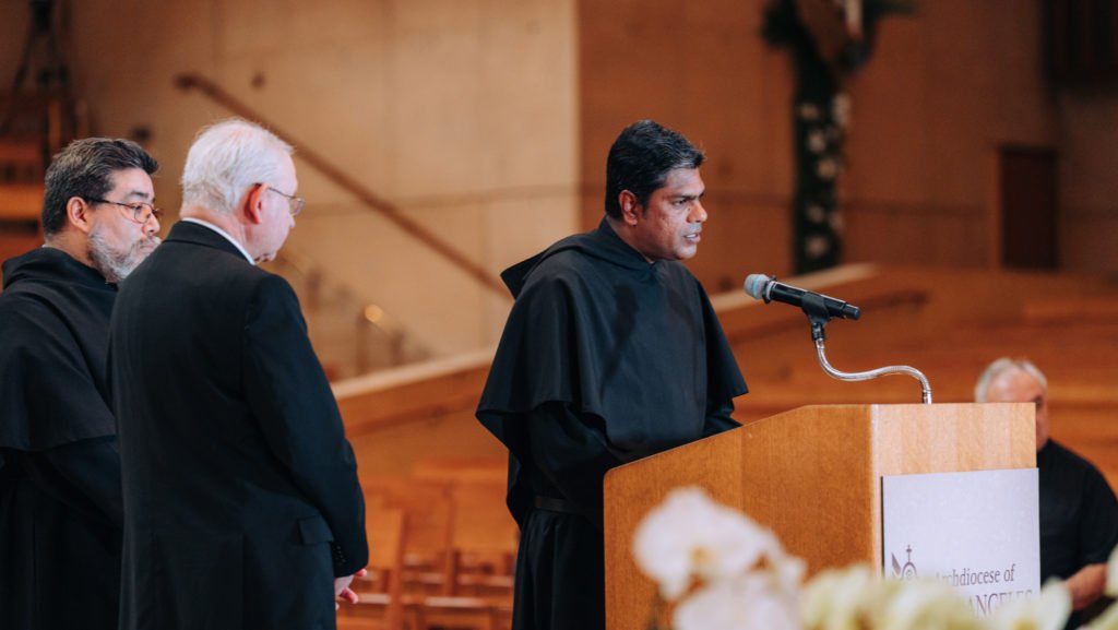 El Padre Sarfraz Alam, OSA, centro, sacerdote agustino y párroco de la Iglesia Nuestra Madre del Buen Consejo en Los Feliz, habla durante una conferencia de prensa para celebrar el Papa León XIV el 8 de mayo, junto con el Padre Carlos Flores Haylock, OSA, izquierda, y el Arzobispo José H. Gómez. (Isabel Cacho)