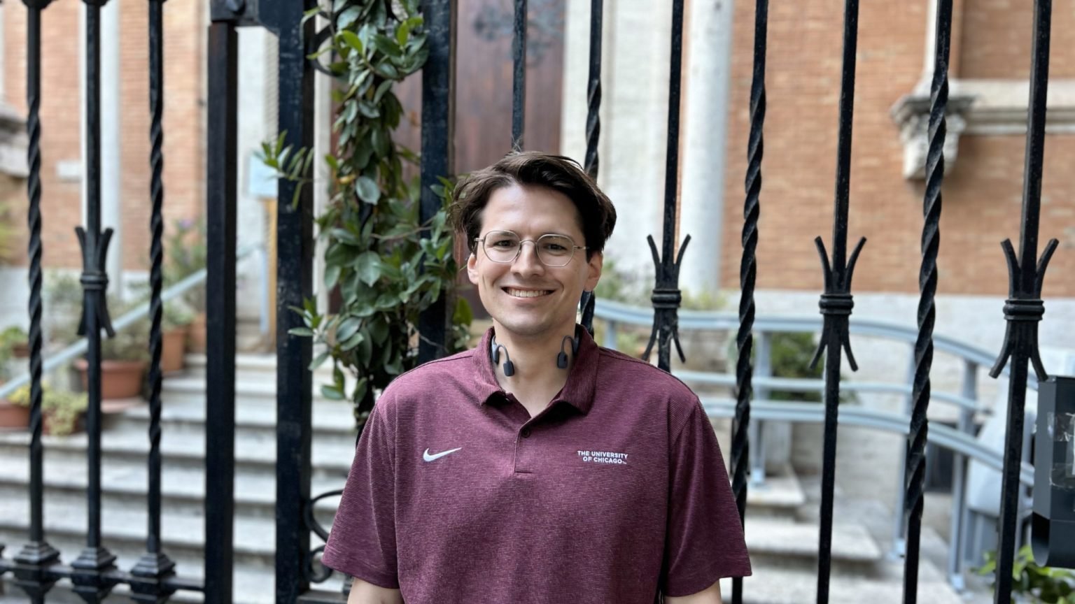 Clayton Powell, estudiante de posgrado en la Universidad de Chicago, frente a la parroquia católica estadounidense de San Patricio, en Roma, el 10 de mayo de 2025. (Pablo Kay)
