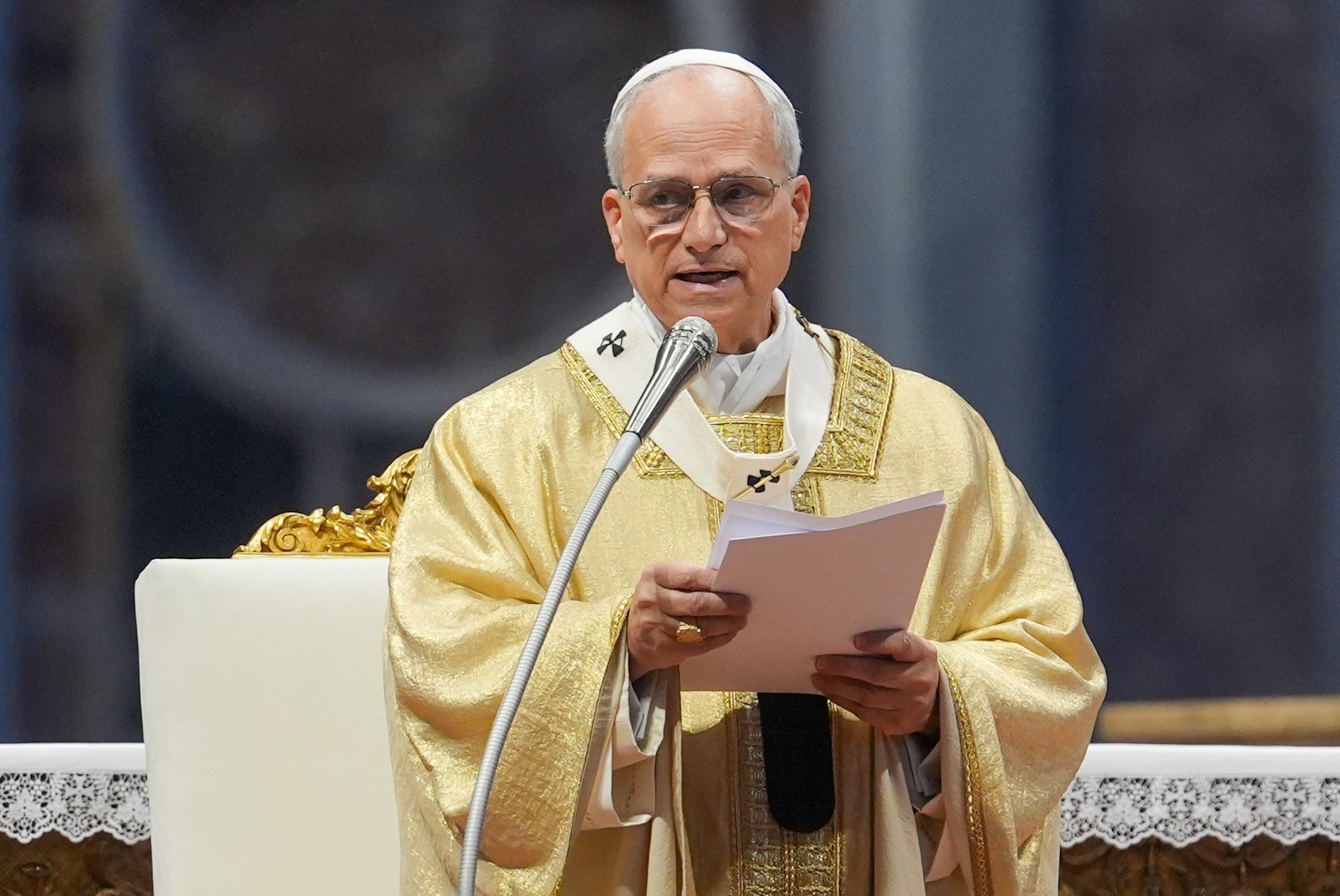 El Papa León XIV pronuncia su homilía mientras celebra la Misa y ordena 11 nuevos sacerdotes para la Diócesis de Roma en la Basílica de San Pedro en el Vaticano el 31 de mayo de 2025. (Foto CNS/Lola Gomez)