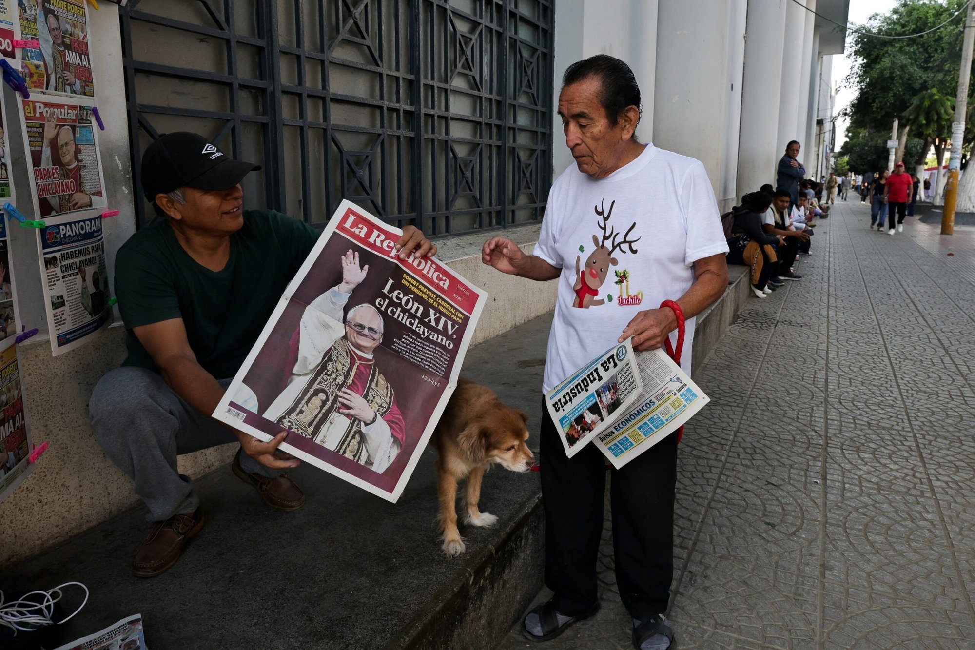 Personas con periódicos en Chiclayo, Perú, el 9 de mayo de 2025, informan sobre la elección del Papa León XIV, quien tiene doble nacionalidad peruana y estadounidense. El antes cardenal Robert F. Prevost fue elegido Papa el 8 de mayo en el Vaticano, convirtiéndose en el primer pontífice estadounidense de la historia. Sacerdote agustino, el entonces padre Prevost fue misionero durante muchos años en Perú y posteriormente obispo de Chiclayo. (Foto OSV News/Sebastian Castaneda, Reuters)