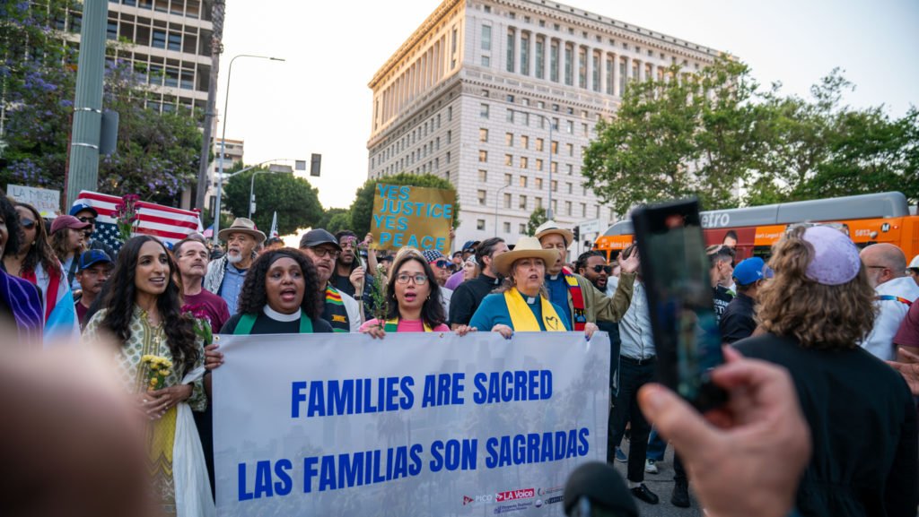 Una multitud participa en una procesión hacia una vigilia interreligiosa de oración en el Grand Park de Los Ángeles el 10 de junio, tras varios días de redadas y protestas de ICE. (John Rueda)