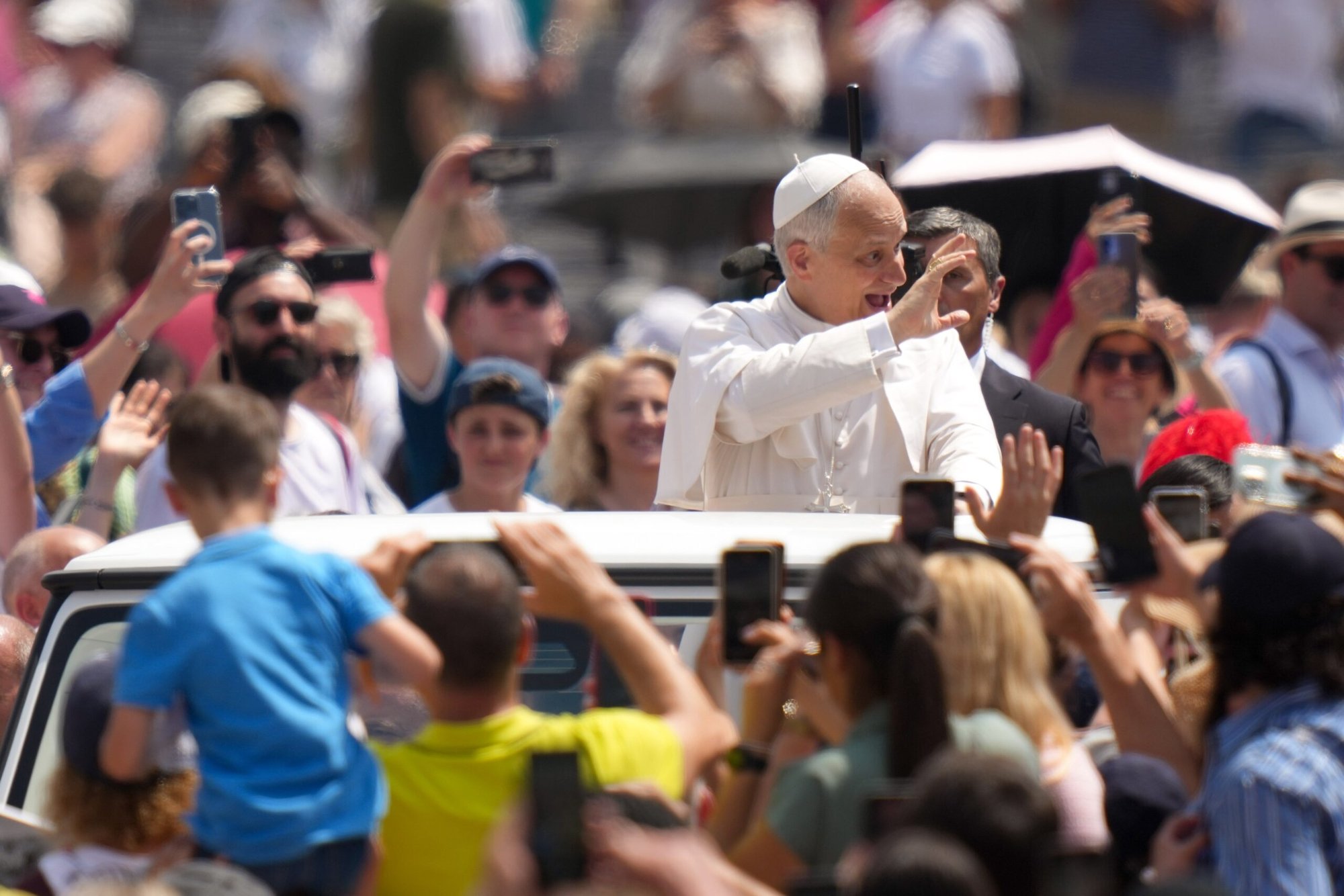 El Papa León XIV saluda a la gente mientras monta en el papamóvil en la Plaza de San Pedro después de celebrar Misa en la fiesta de la Santísima Trinidad y para la conclusión del Jubileo del Deporte en la Basílica de San Pedro en el Vaticano el 15 de junio de 2025. (CNS photo/Lola Gomez)