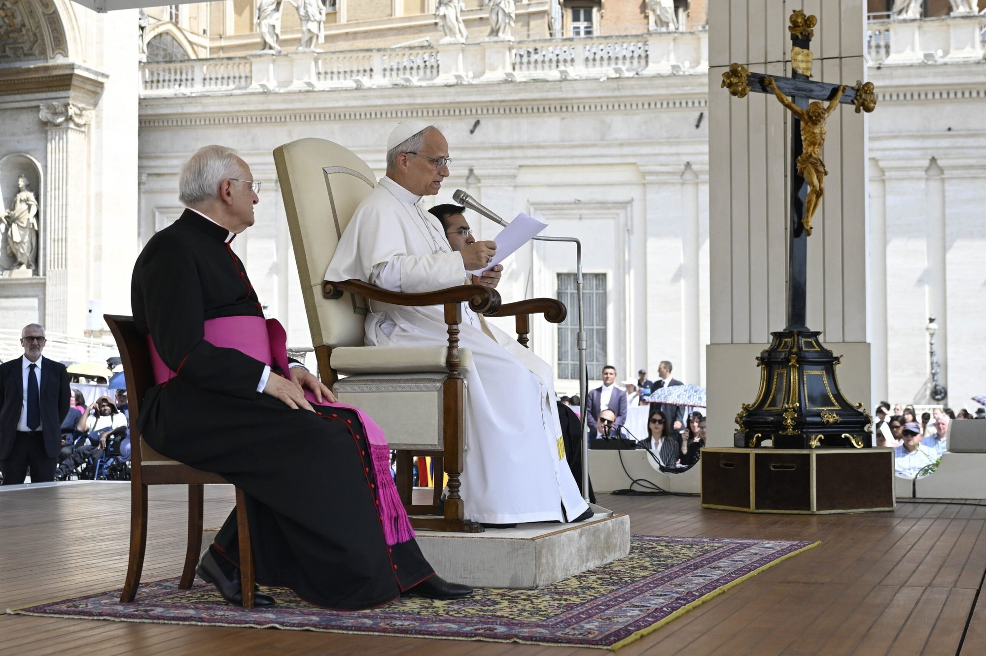 El Papa León XIV se dirige a los visitantes en la Plaza de San Pedro durante su audiencia general en el Vaticano el 18 de junio de 2025. (CNS photo/Vatican Media)