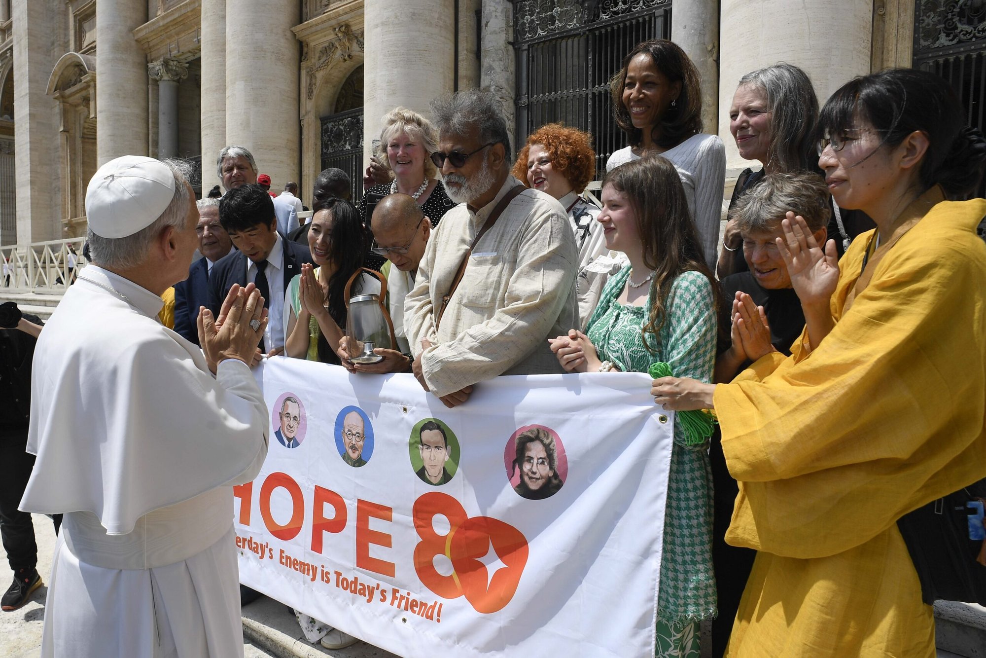 El Papa León XIV saluda a una delegación que representa a "Hope 80" -un proyecto que reúne a los descendientes de figuras históricas como Mahatma Gandhi, Winston Churchill, Harry Truman y Hideki Tojo en nombre de la paz- en la Plaza de San Pedro tras su audiencia general en el Vaticano el 18 de junio de 2025. (CNS photo/Vatican Media)