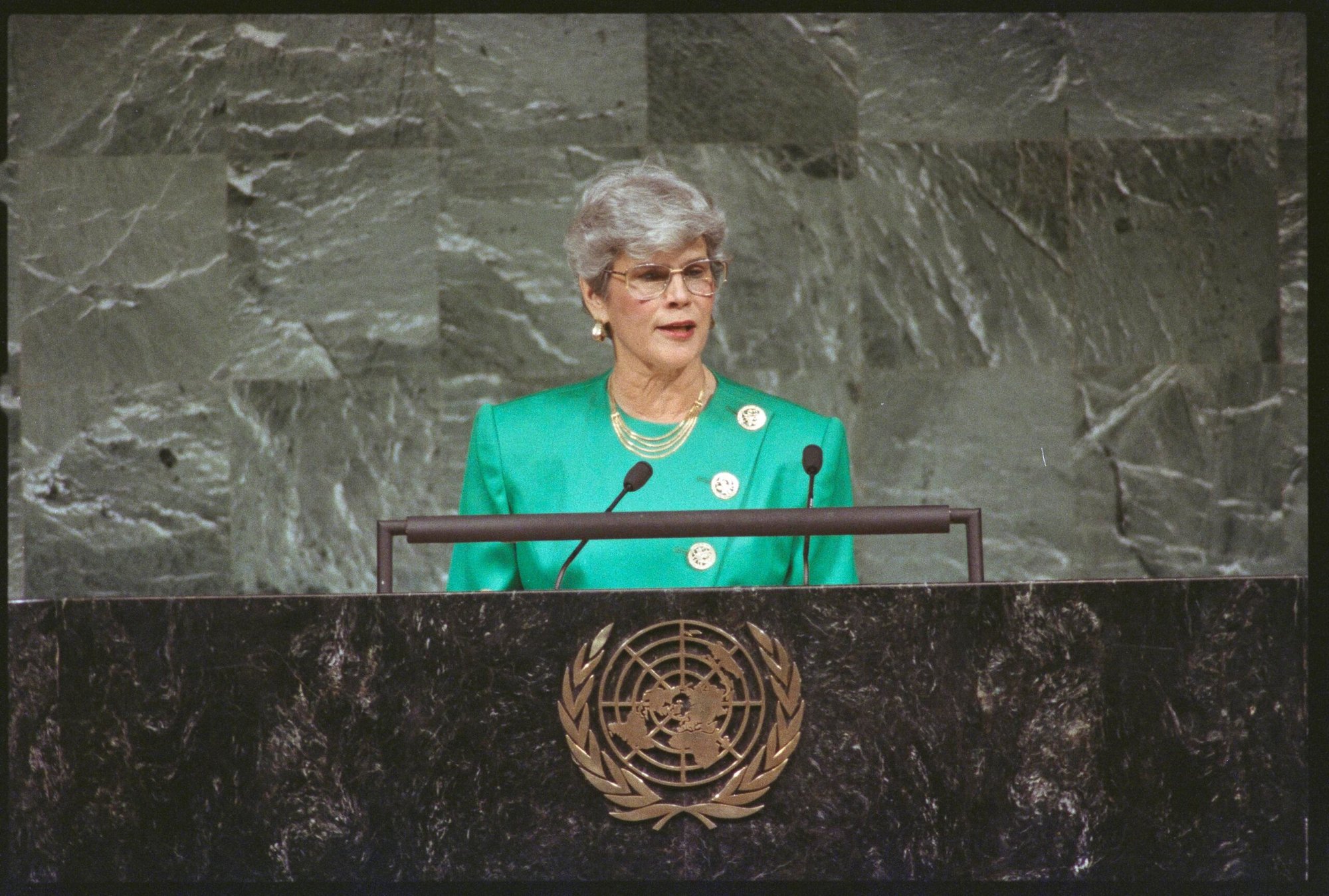 La entonces presidenta de Nicaragua, Violeta Barrios de Chamorro, se dirige a la Asamblea General de las Naciones Unidas en la sede de la ONU en Nueva York el 27 de septiembre de 1990. Chamorro, quien llevó al poder a una coalición de 14 partidos políticos en las elecciones de 1990 -- derrocando al líder sandinista Daniel Ortega y poniendo fin a casi una década de guerra civil -- falleció el 14 de junio de 2025 en el exilio a los 95 años en San José, Costa Rica. (Foto OSV News/Ray Stubblebine, Reuters)