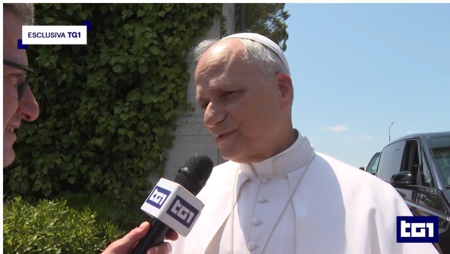 El Papa León XIV aparece en una entrevista en video con RAI Uno el 19 de junio de 2025, frente al centro de transmisión de Radio Vaticano en Santa Maria di Galeria, a las afueras de Roma, Italia, donde realizó una visita improvisada. (Foto CNS/captura de pantalla del video de RAI Uno)
