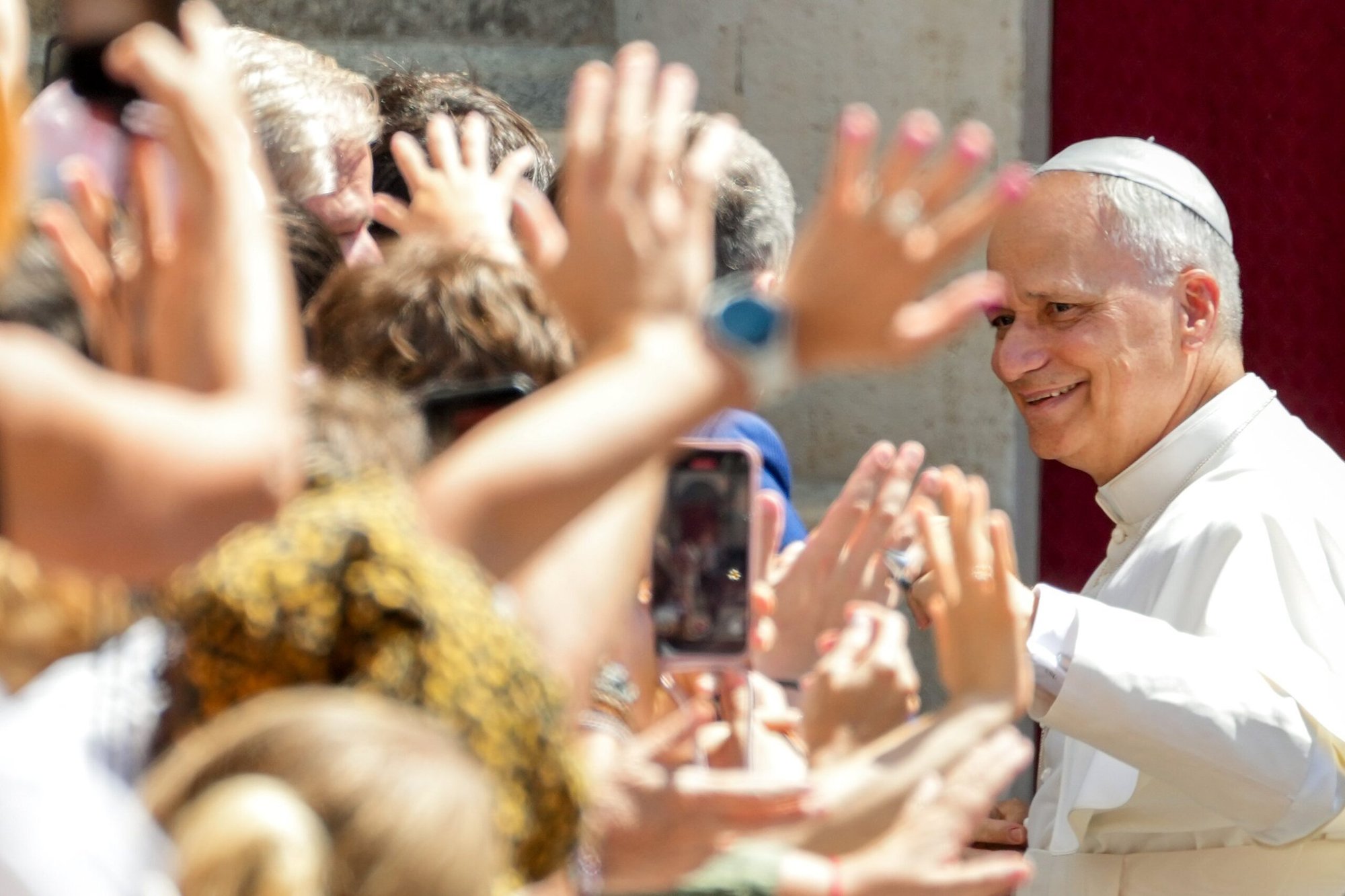 El Papa León XIV saluda a la gente mientras celebra el Día Internacional contra el Uso Indebido y el Tráfico Ilícito de Drogas con una reunión en el Patio de San Dámaso en el Vaticano el 26 de junio de 2025. (CNS photo/Lola Gomez)