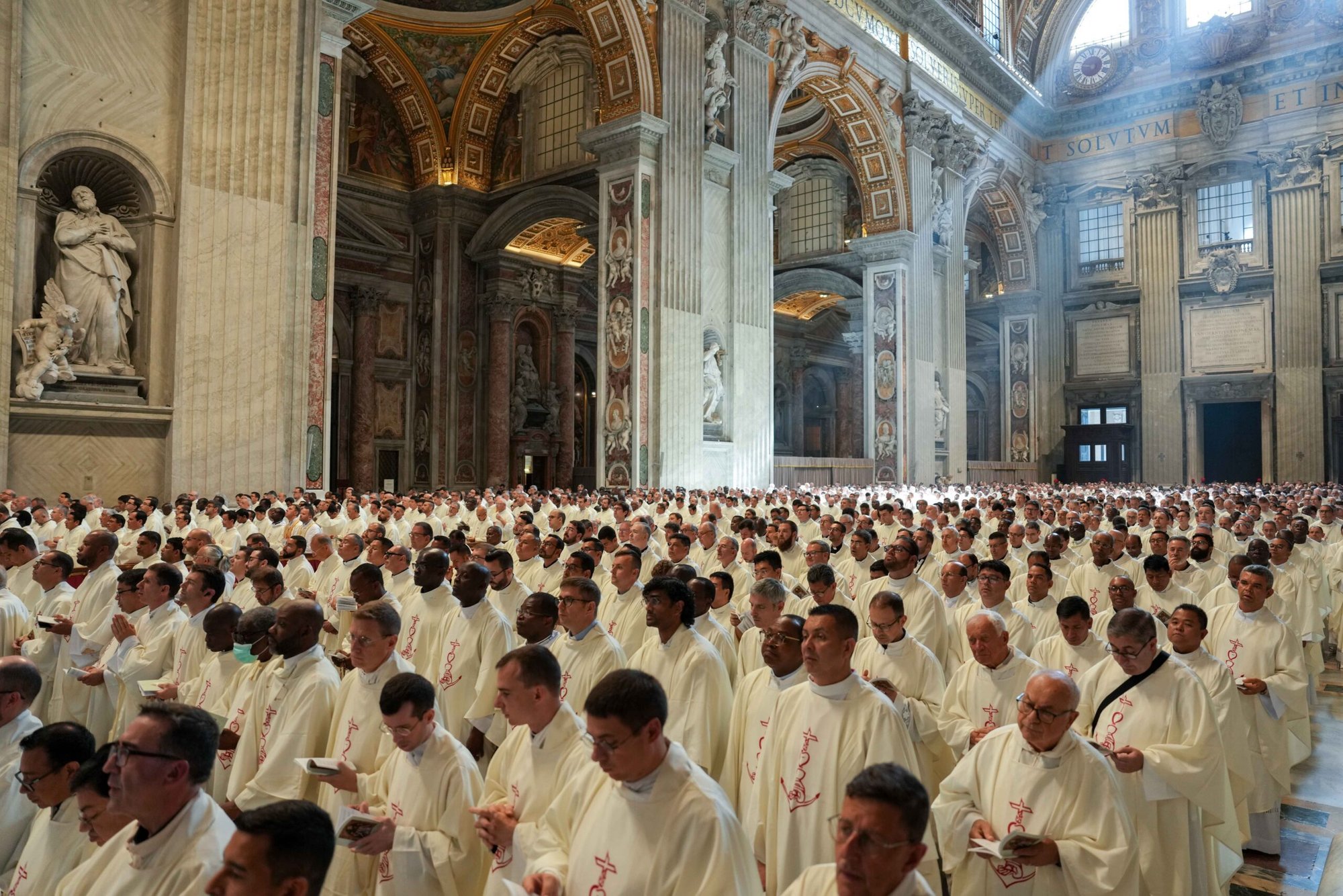 Sacerdotes se unen en oración durante la Misa con el Papa León XIV en la fiesta del Sagrado Corazón de Jesús en la Basílica de San Pedro en el Vaticano el 27 de junio de 2025. (CNS/Lola Gomez)
