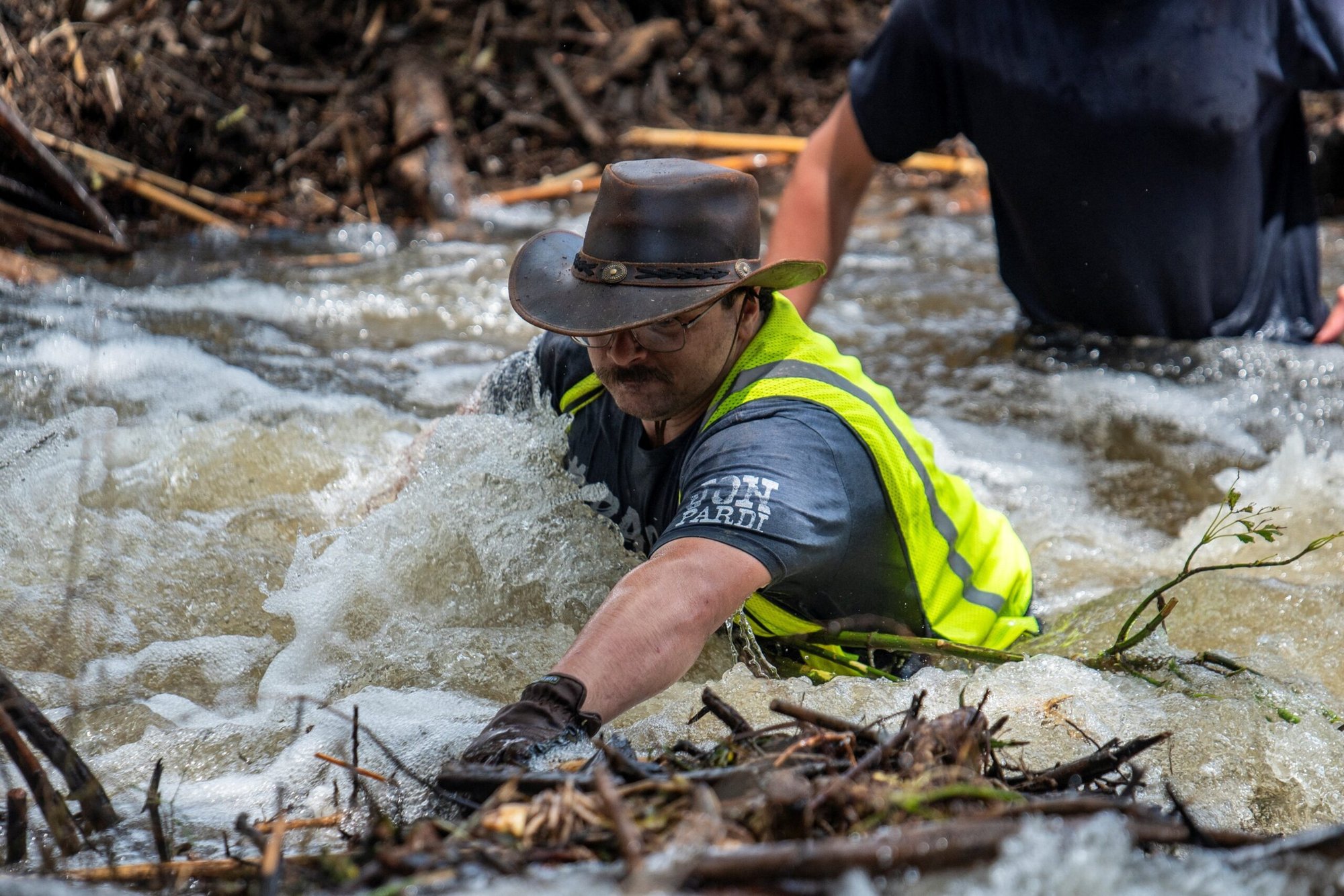 Brandon Myrtle se encuentra en el río Guadalupe mientras intenta retirar escombros en Center Point, Texas, el 11 de julio de 2025, tras las catastróficas inundaciones. Más de 130 personas han muerto tras las devastadoras inundaciones en la región de Hill Country, en Texas, que comenzaron en la madrugada del 4 de julio. Más de 160 personas siguen desaparecidas. (Foto de OSV News/Sergio Flores, Reuters)