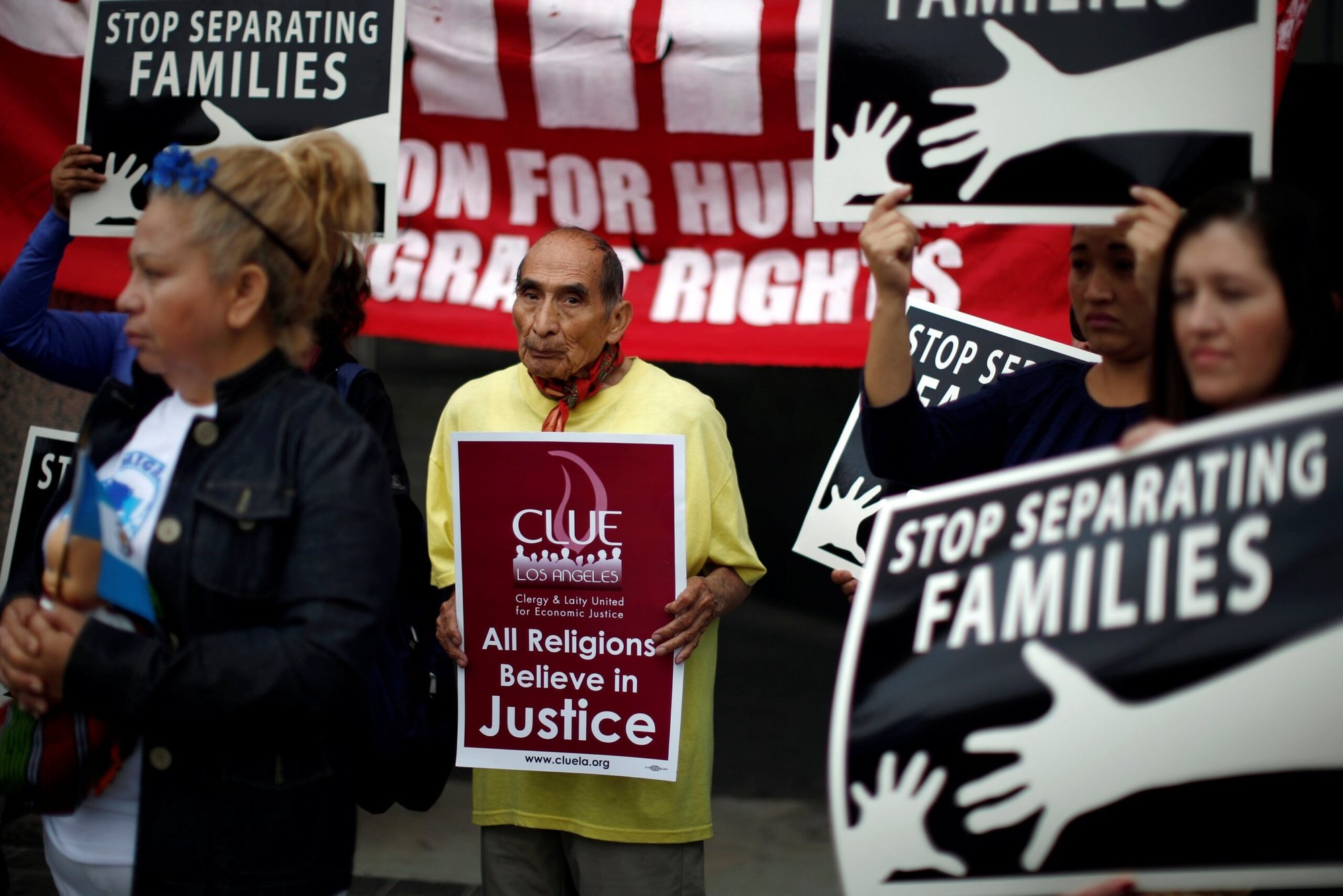 Una foto de archivo muestra a personas con pancartas en una protesta en Los Ángeles contra los planes para deportar a los solicitantes de asilo centroamericanos. (OSV News photo/Lucy Nicholson, Reuters)