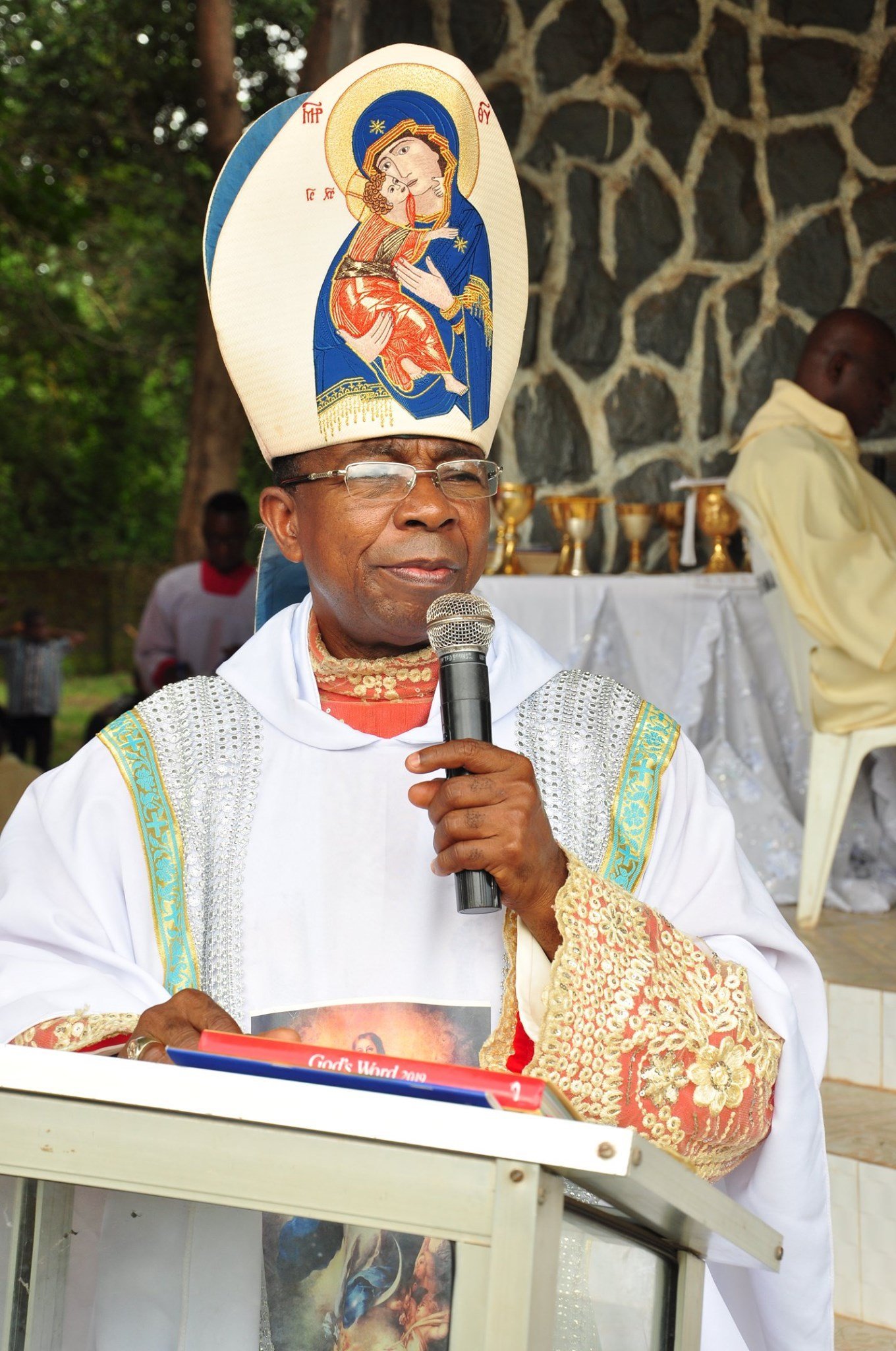 El obispo Gabriel Dunia de Auchi, Nigeria, en una foto sin fecha, ha pedido a todos los sacerdotes de la diócesis que celebren misas, ofrezcan la bendición y guíen a los fieles en el rezo del rosario por la protección divina en todo el estado de Edo y en Nigeria, después de que unos hombres armados asaltaran el Seminario Menor de la Inmaculada Concepción en su diócesis la noche del 10 de julio de 2025, matando a un agente de seguridad y secuestrando a tres seminaristas. (OSV News/Cortesía de la diócesis de Auchi)