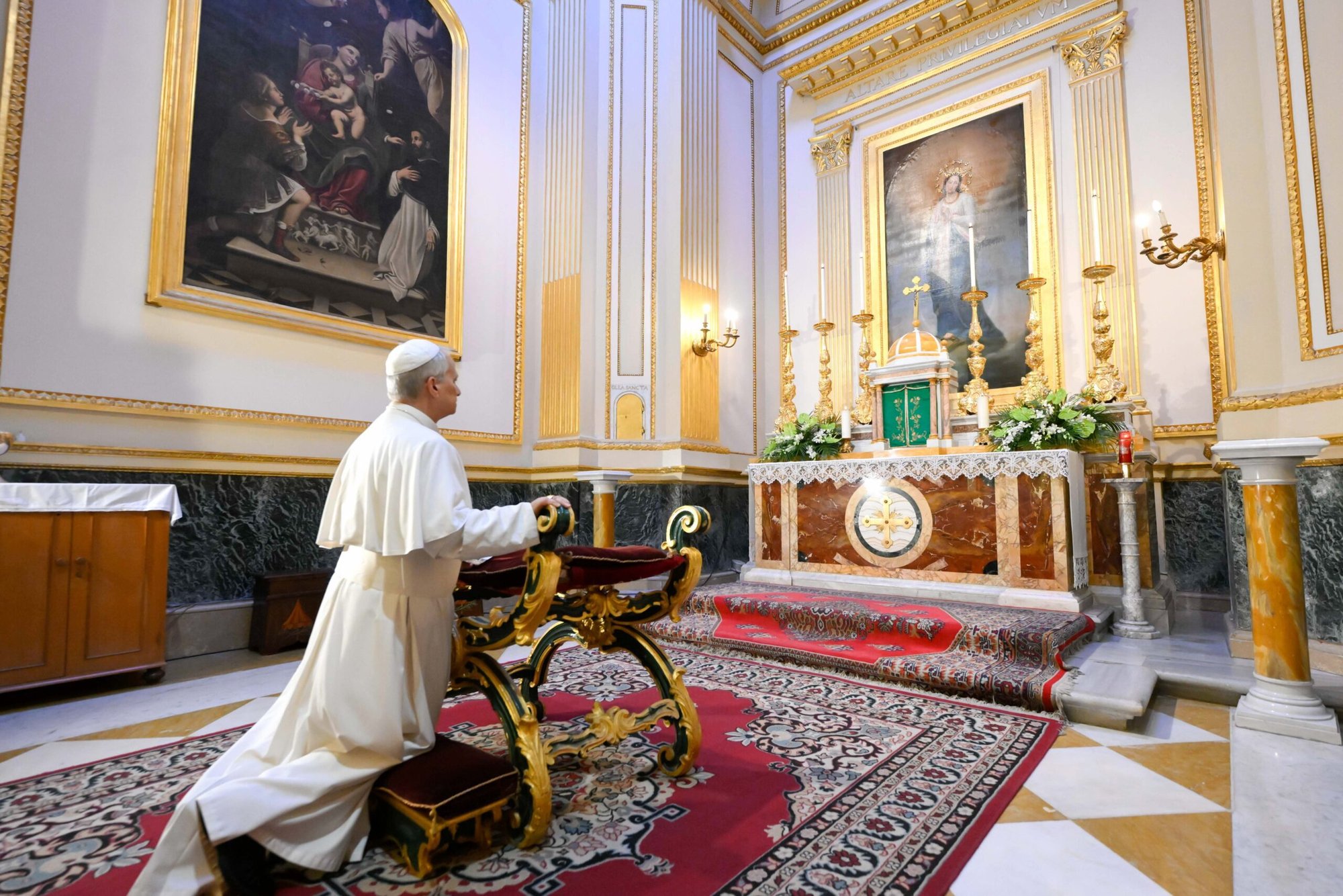 El Papa León XIV reza en una capilla lateral de la Catedral de San Pancracio Mártir en Albano Laziale, al sureste de Roma, Italia, 20 de julio de 2025. (Foto CNS/Vatican Media)