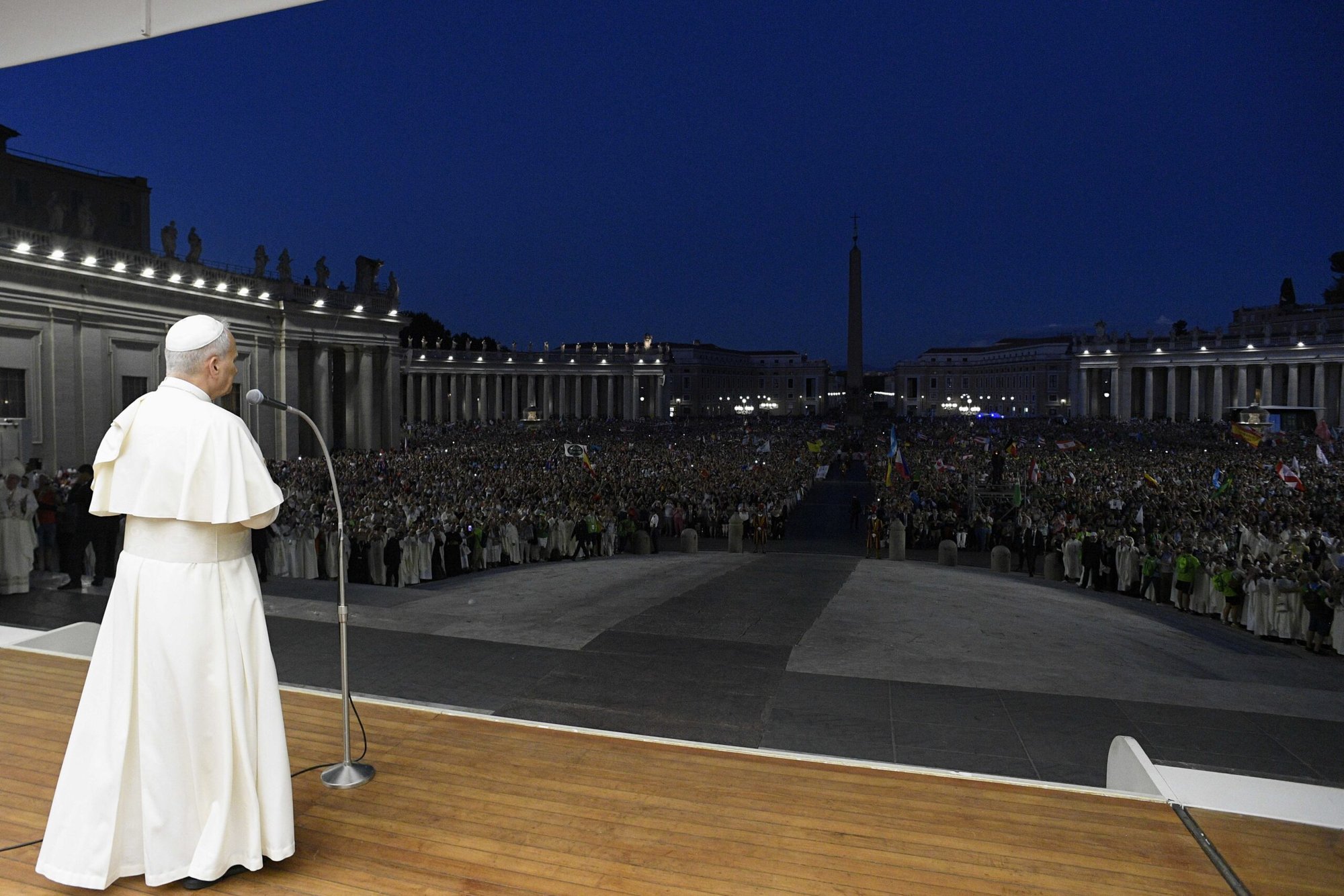 El Papa León XIV saluda a los visitantes y peregrinos en la Plaza de San Pedro al final de una Misa vespertina celebrada por el Arzobispo Rino Fisichella, pro-prefecto del Dicasterio para la Evanglización, como parte del Jubileo de la Juventud en el Vaticano el 29 de julio de 2025. (CNS photo/Vatican Media)