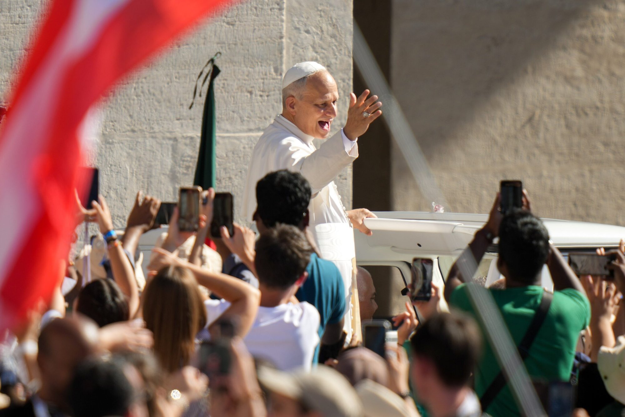El Papa León XIV saluda a visitantes y peregrinos desde el papamóvil mientras recorre la Plaza de San Pedro en el Vaticano antes de su audiencia general del 30 de julio de 2025. (Foto CNS/Lola Gomez)