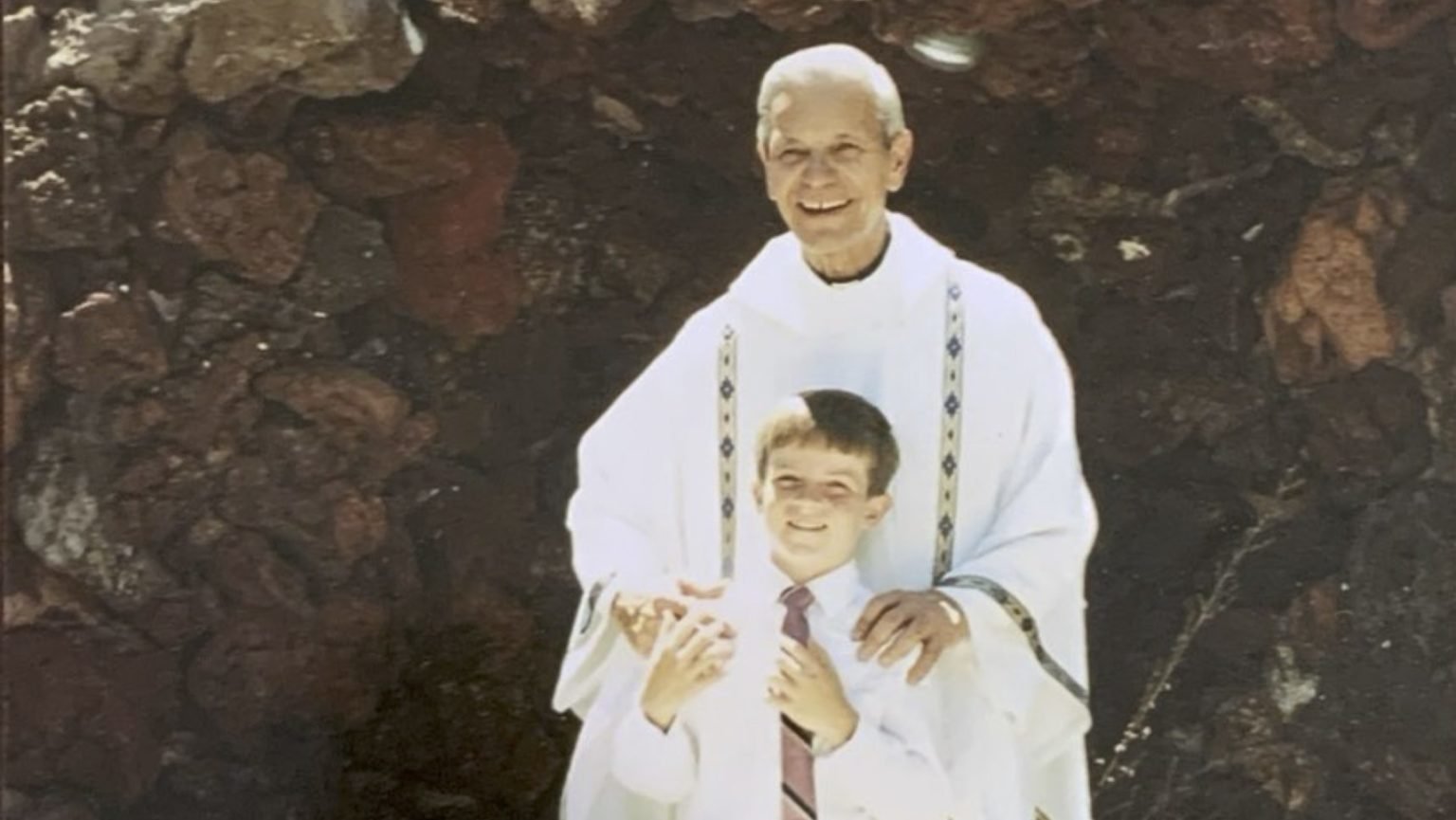 P. Joe, párroco de St. Margaret Mary, Primera Comunión. (Foto enviada)