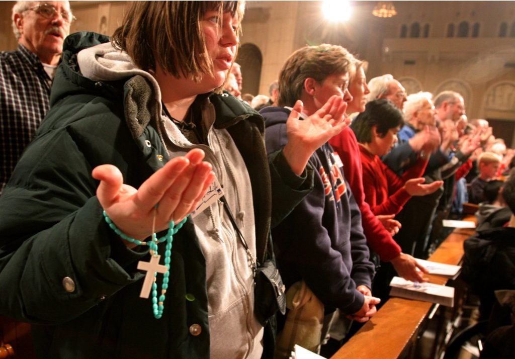 Católicos rezan el Padrenuestro durante la Misa de vigilia que inaugura la Vigilia Nacional de Oración por la Vida en el Santuario Nacional de la Inmaculada Concepción en Washington D.C., en esta foto de archivo de 2005. (CNS/Nancy Wiechec)