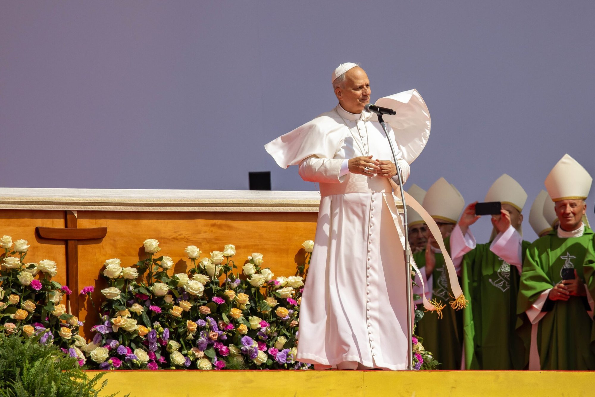 El Papa León XIV da unas palabras de agradecimiento mientras su mozzetta se levanta con la brisa al final del Jubileo de la Juventud en el barrio Tor Vergata de Roma el 3 de agosto de 2025. (CNS photo/Pablo Esparza)