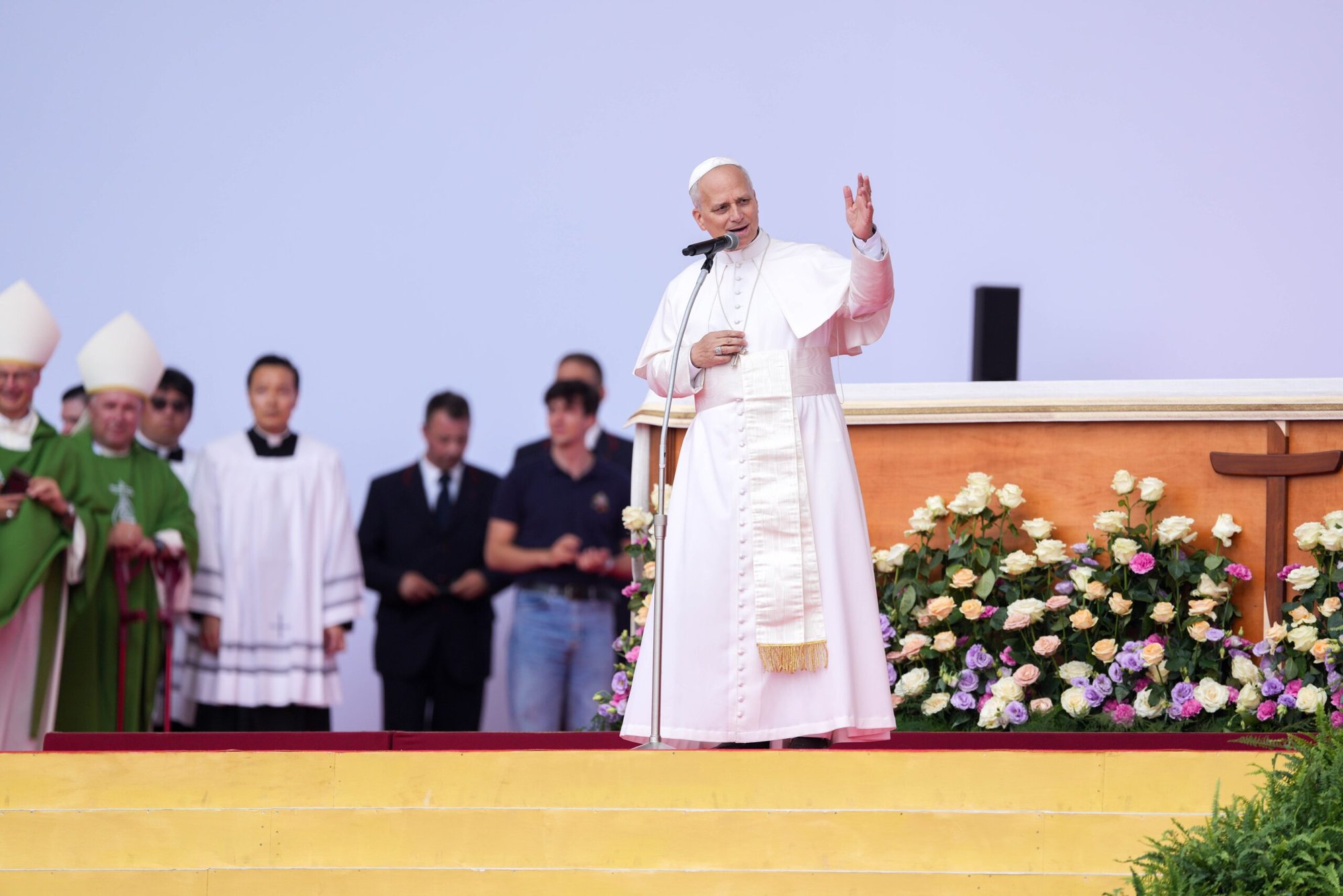 El Papa León XIV pronuncia unas palabras finales al concluir el Jubileo de los Jóvenes en el barrio romano de Tor Vergata, el 3 de agosto de 2025. El Papa presidió la Misa de clausura y dirigió el rezo del Ángelus. (Foto CNS/Lola Gomez)
