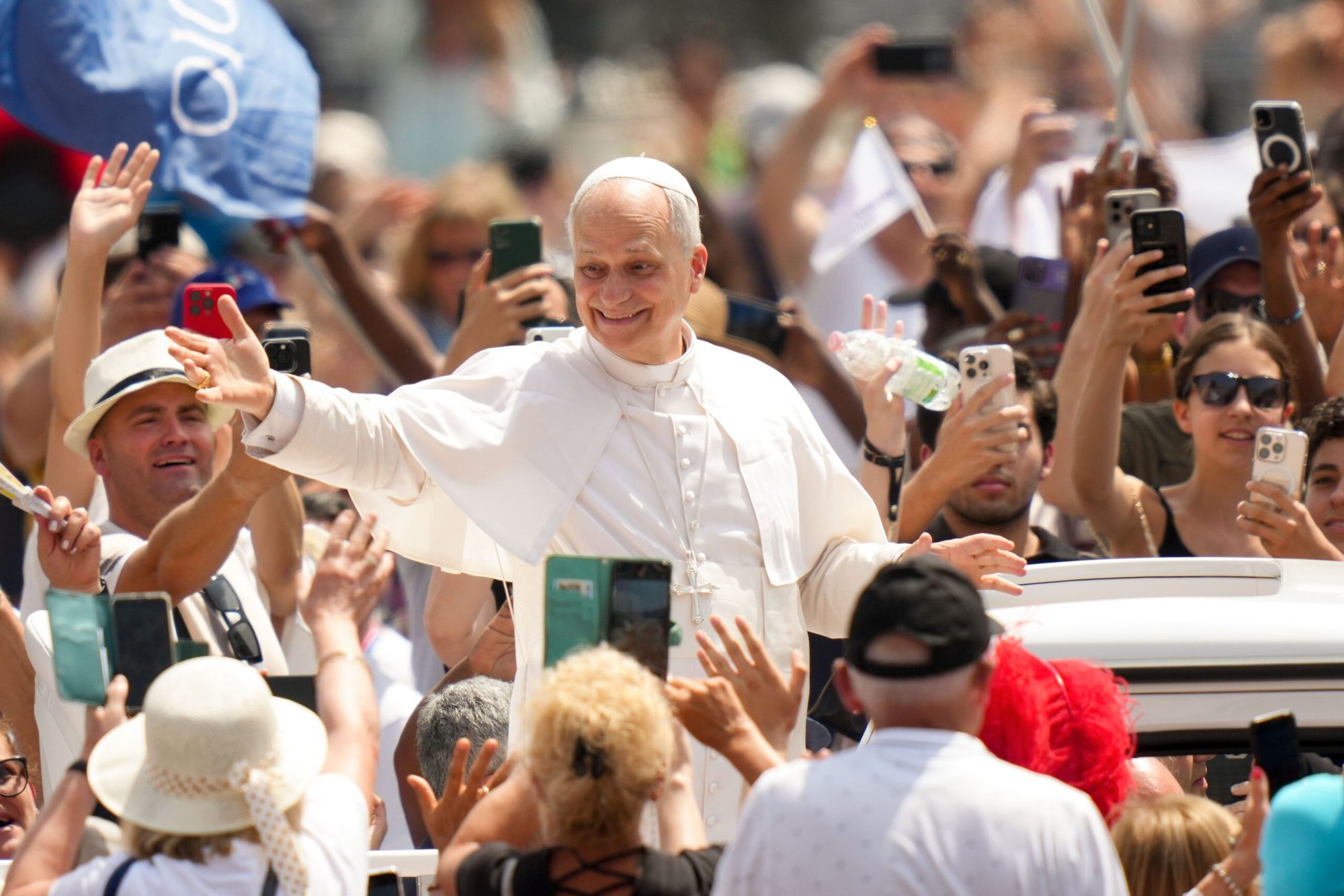 El papa León XIV saluda a la gente mientras recorre la plaza de San Pedro en el papamóvil tras celebrar la misa de clausura del Jubileo del Deporte en la basílica de San Pedro, en el Vaticano, el 15 de junio de 2025. (Foto CNS/Lola Gómez)