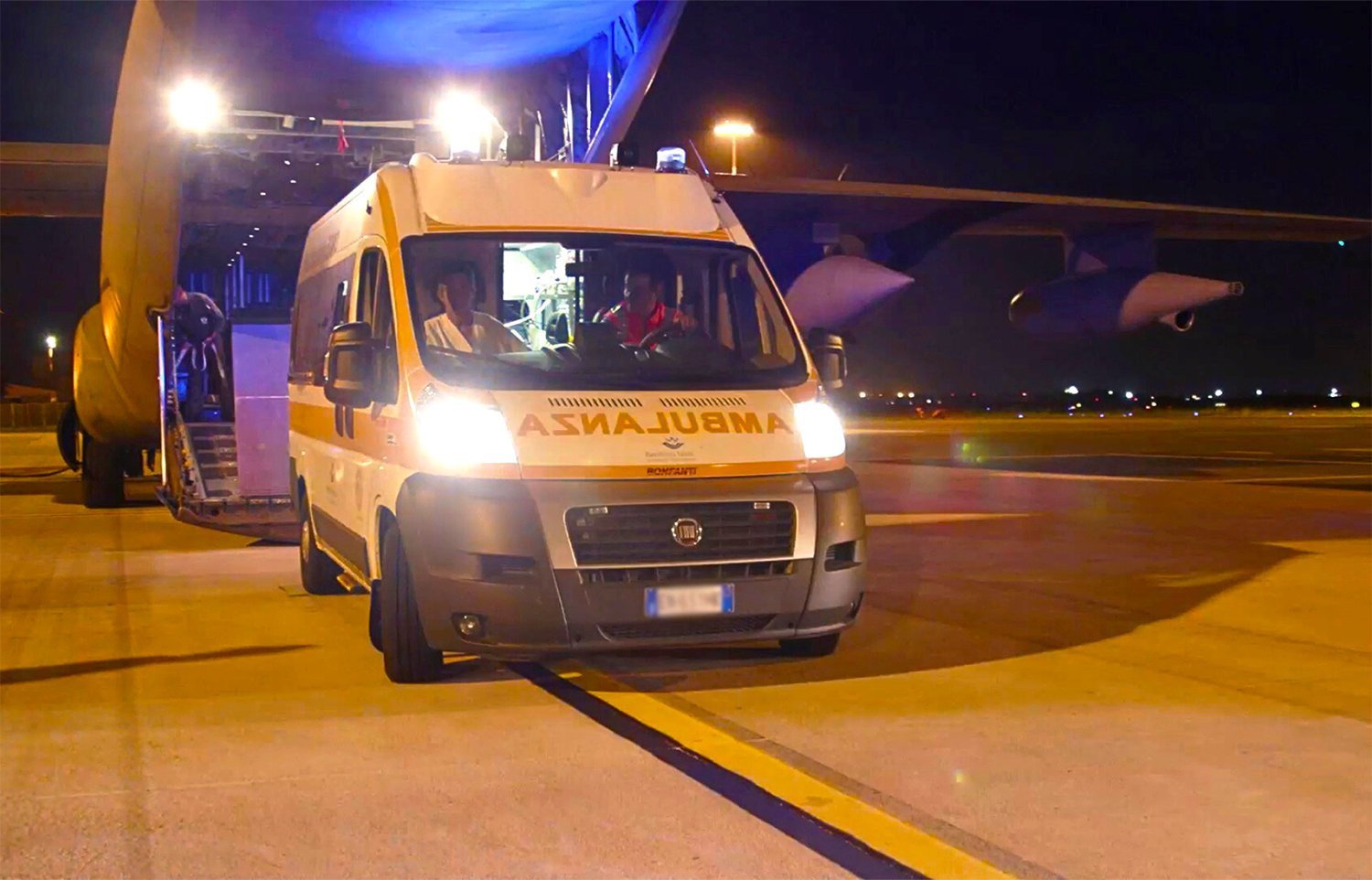 Una ambulancia se acercó a un avión militar italiano en el aeropuerto Ciampino de Roma la noche del 13 de agosto para trasladar a niños de Gaza al hospital pediátrico Bambino Gesù, propiedad del Vaticano, para recibir tratamiento. (Foto CNS/cortesía del hospital Bambino Gesù)