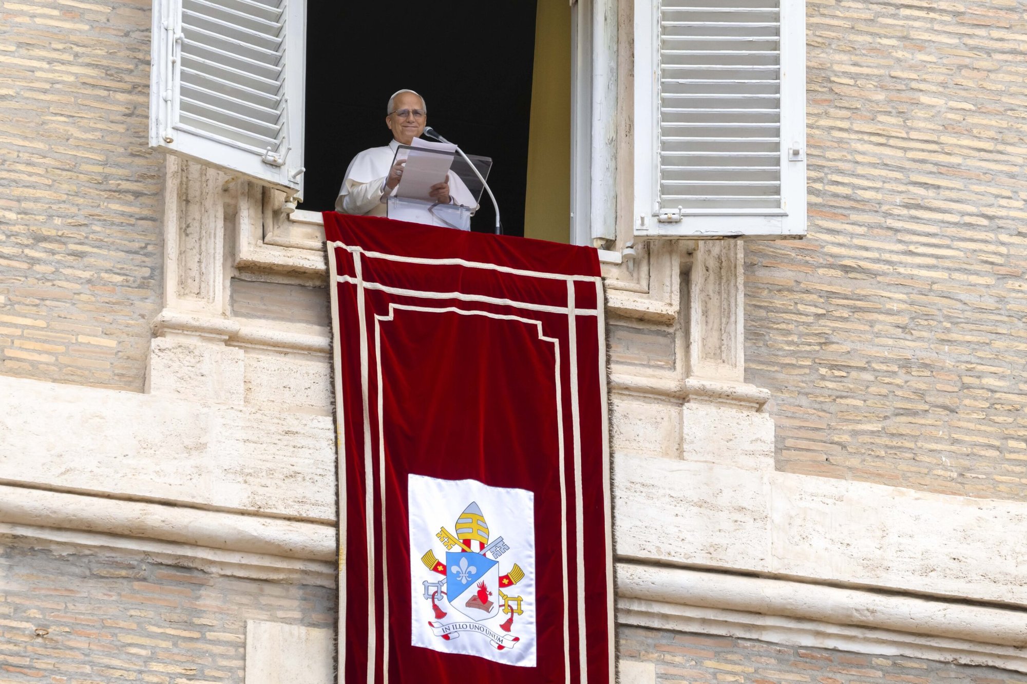 El Papa León XIV dirige el rezo del Ángelus con los visitantes reunidos en la Plaza de San Pedro del Vaticano el 24 de agosto de 2025. Tras el Ángelus, el Papa León pidió a la gente que rezara por la paz en Ucrania durante la celebración del Día de la Independencia del país. (Foto CNS/Vatican Media)El Papa León XIV dirige el rezo del Ángelus con los visitantes reunidos en la Plaza de San Pedro del Vaticano el 24 de agosto de 2025. Tras el Ángelus, el Papa León pidió a la gente que rezara por la paz en Ucrania durante la celebración del Día de la Independencia del país. (Foto CNS/Vatican Media)