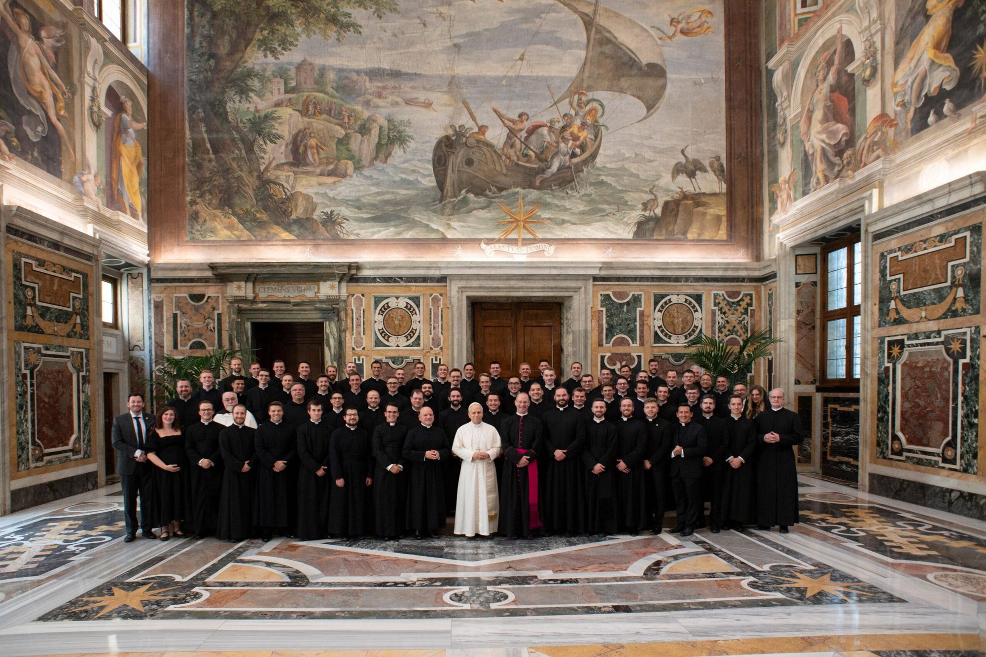 El Papa León XIV posa para una foto con seminaristas y personal del Pontificio Colegio Norteamericano, el seminario estadounidense en Roma, durante una audiencia privada en la Sala Clementina del Palacio Apostólico del Vaticano el 24 de agosto de 2025. (Foto CNS/Vatican Media)
