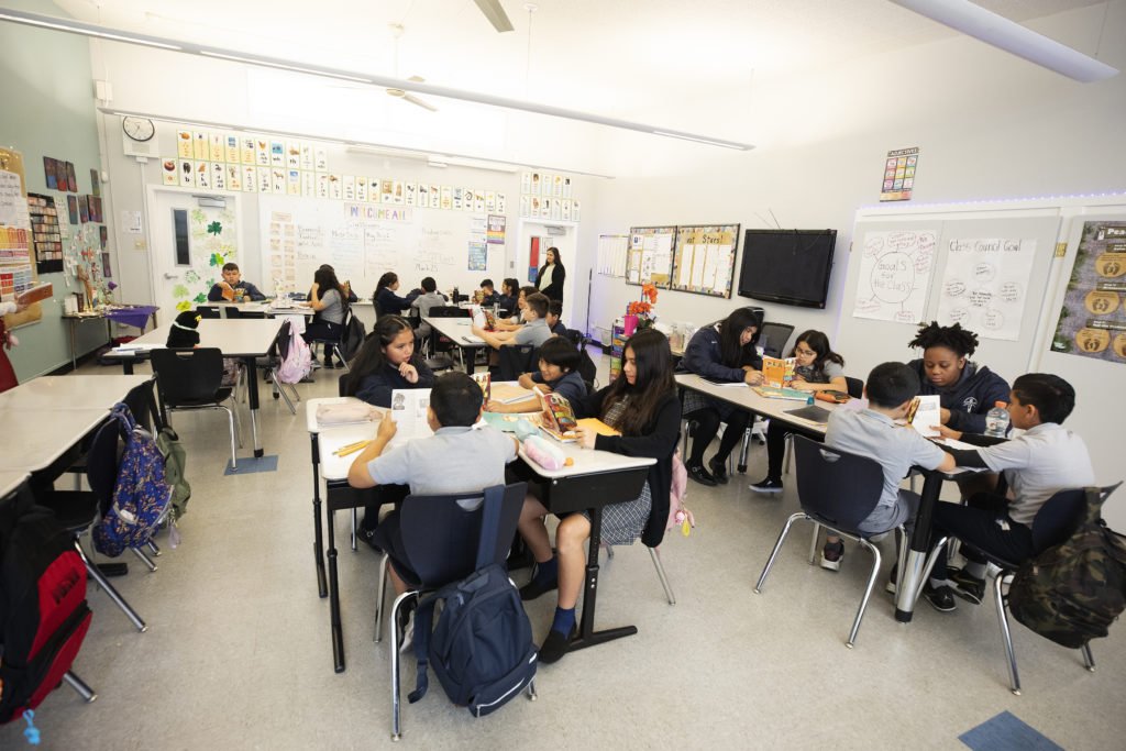 Estudiantes de la escuela católica San Miguel en Watts forman parte del programa de Escuelas Solidarias de la Arquidiócesis de Los Ángeles. (Victor Alemán)